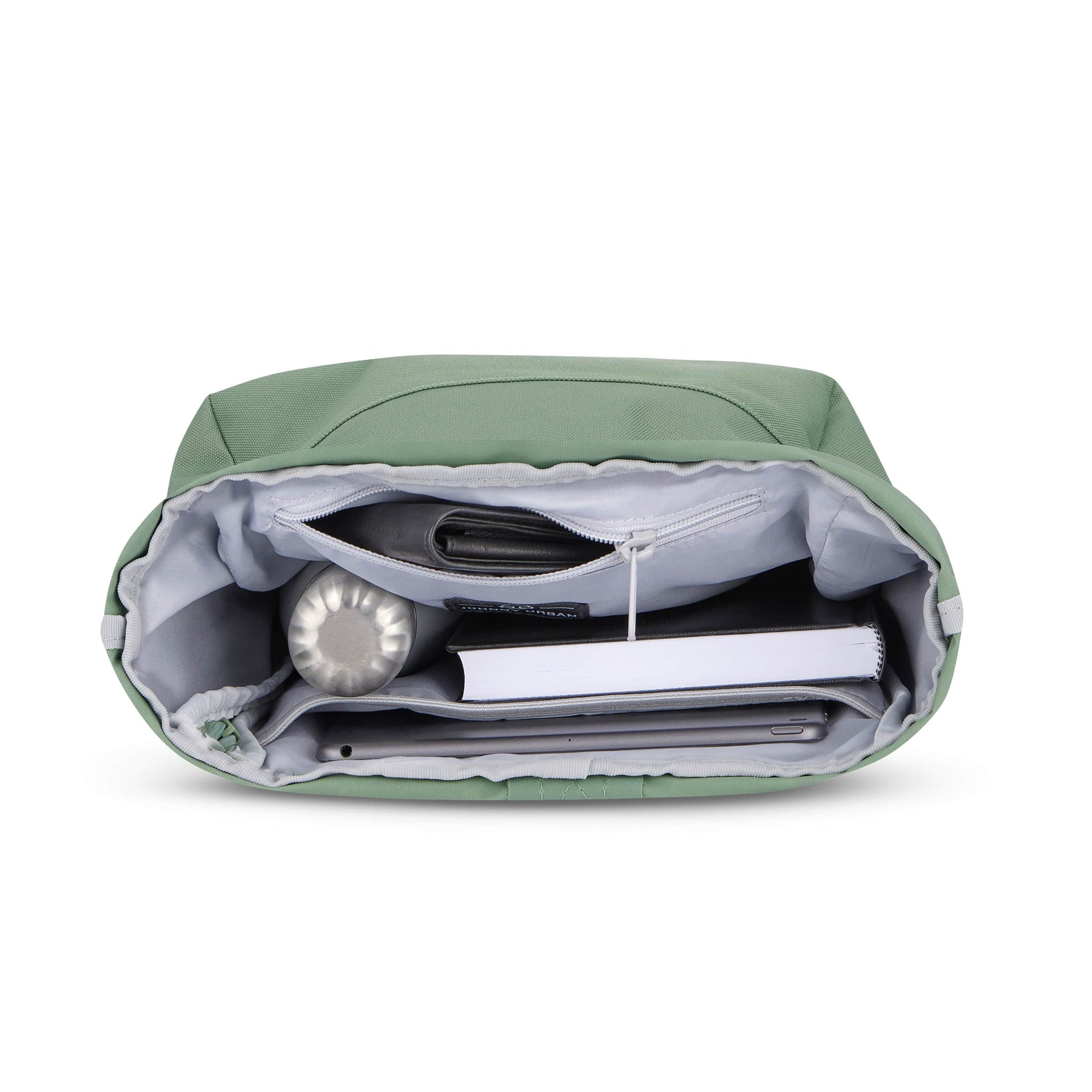 Innenansicht des grünen Rolltop Rucksacks 'Robin Small' mit Laptop, Buch, Wasserflasche und Geldbörse