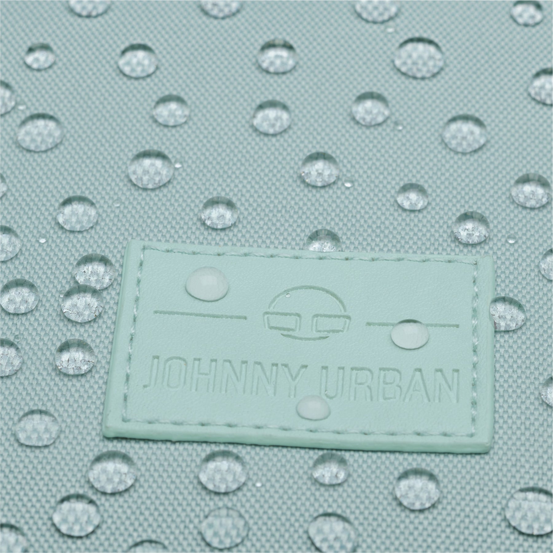 Mintfarbener Stoff des Rolltop Rucksacks 'Robin Small' mit wasserabweisender Beschichtung und Johnny Urban Logo