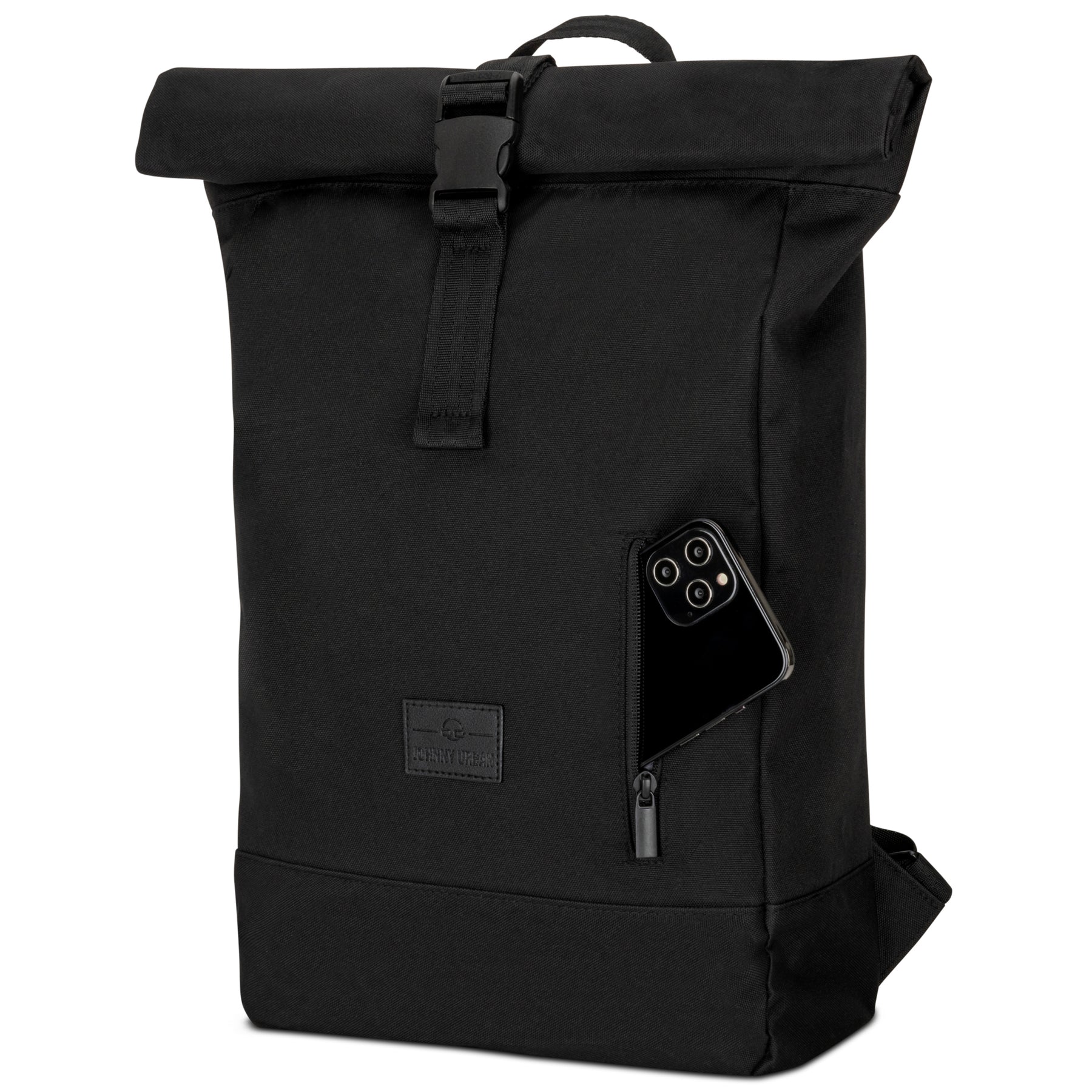 Schwarzer Rolltop Rucksack 'Robin Medium' von Johnny Urban mit Außentasche, darin ein Smartphone