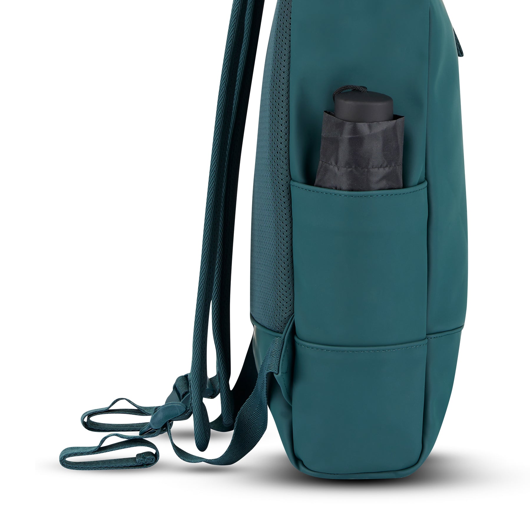 Seitliche Ansicht des Rolltop Rucksacks 'Harvey Medium' in petrol, mit seitlicher Tasche und Eingestecktem schwarzen Regenschirm