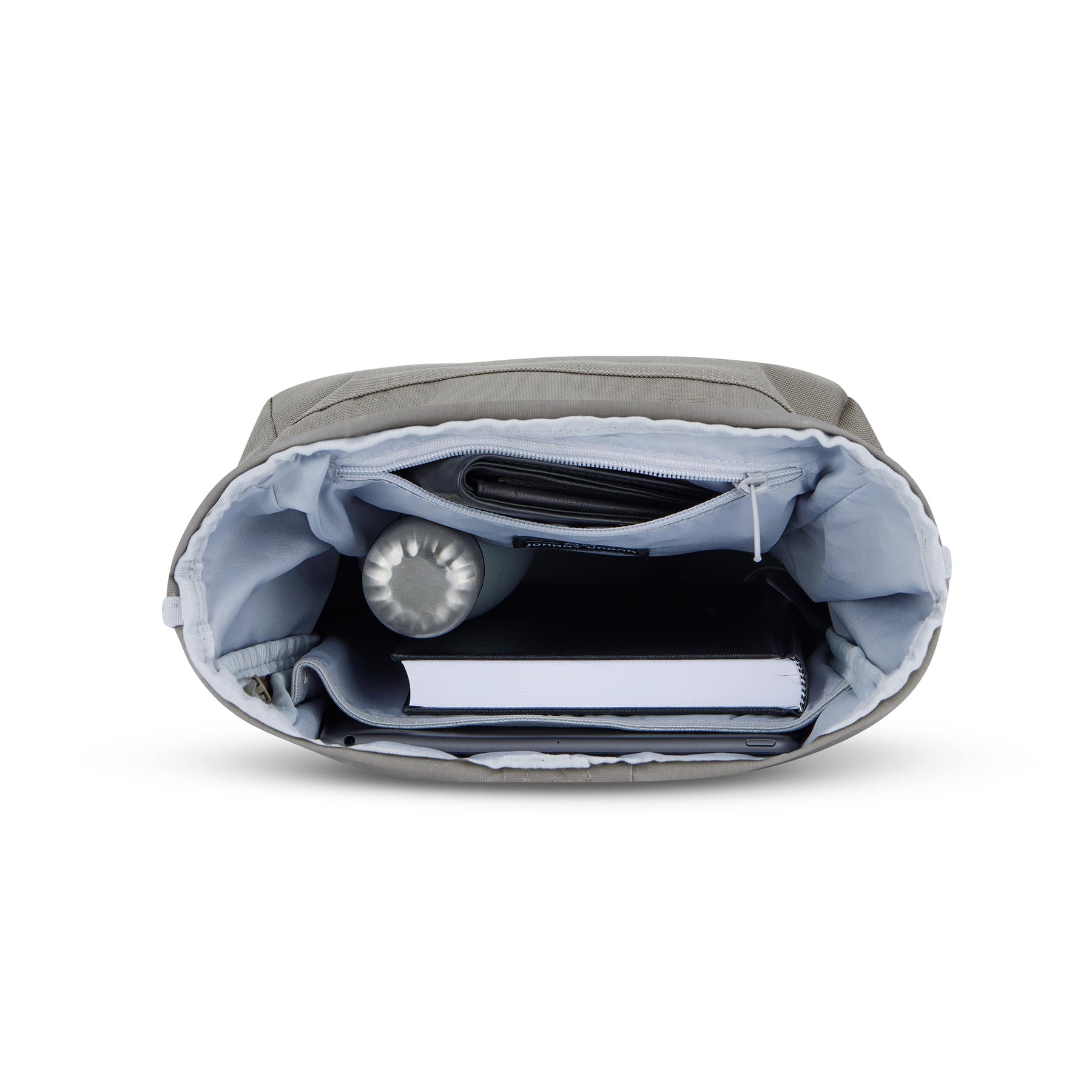 Innenansicht des Rolltop Rucksacks 'Robin Small' mit Trinkflasche, Buch, Tablet und Brieftasche