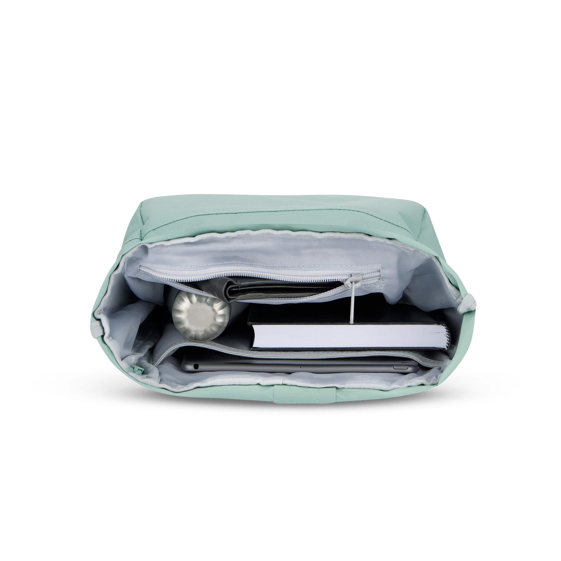 Offener mintgrüner Rolltop Rucksack Robin Small mit Fächern, gefüllt mit Wasserflasche, Notizbuch, Tablet und Geldbörse