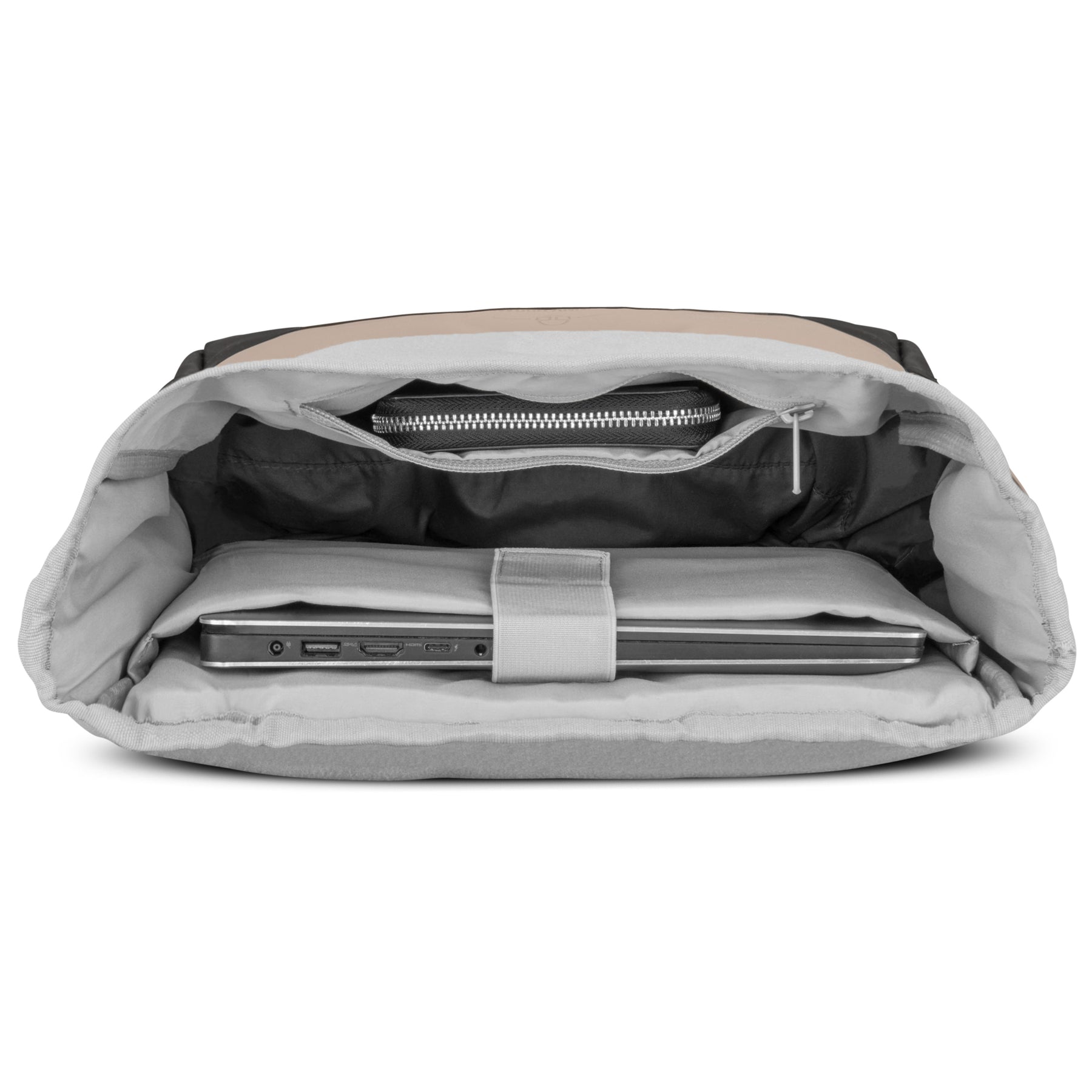 Innenansicht des Rolltop Rucksacks 'Harvey Medium' mit gepolstertem Laptopfach und Reißverschlusstasche
