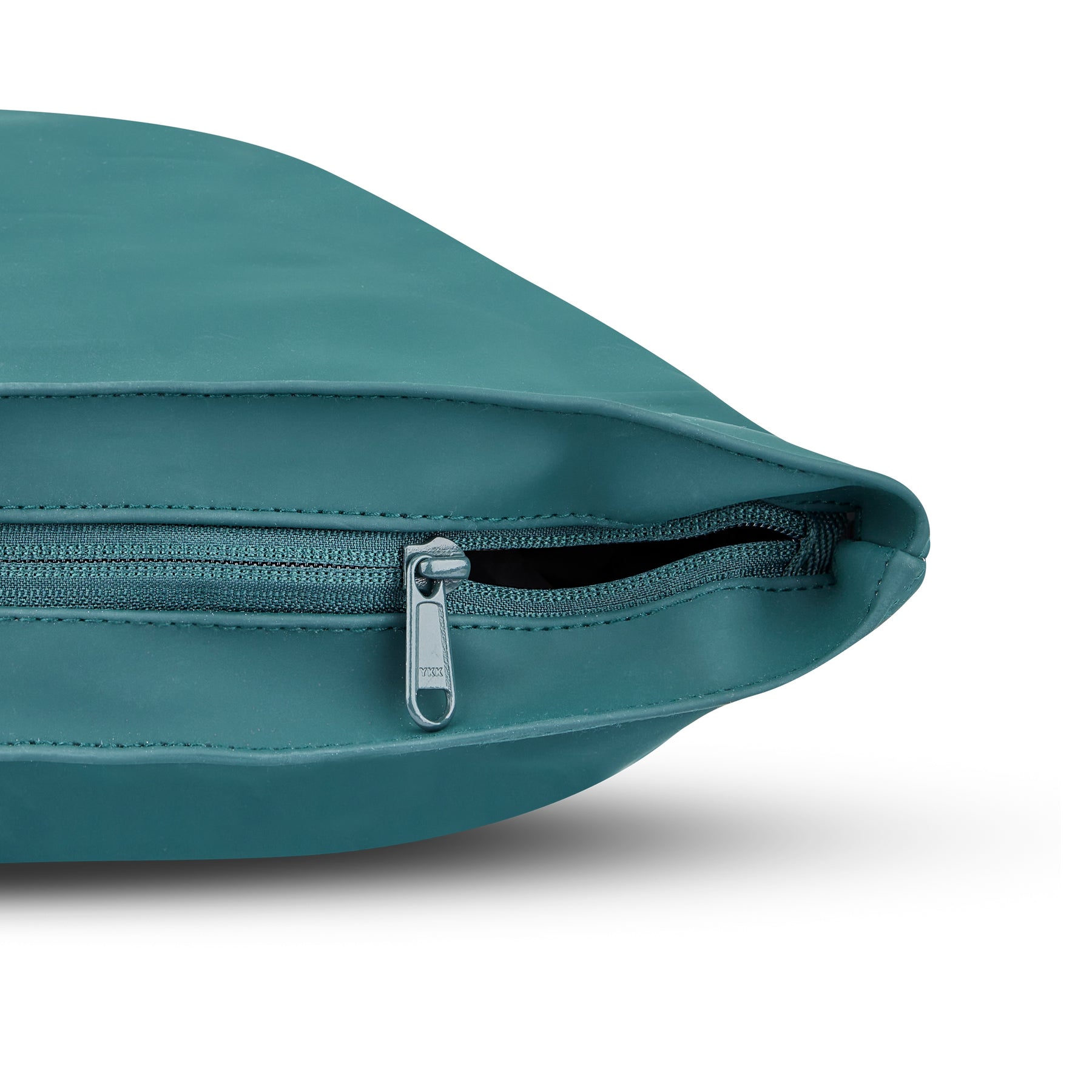 Nahaufnahme eines petrolfarbenen Reißverschlusses am Rolltop-Rucksack Harvey Medium von Johnny Urban