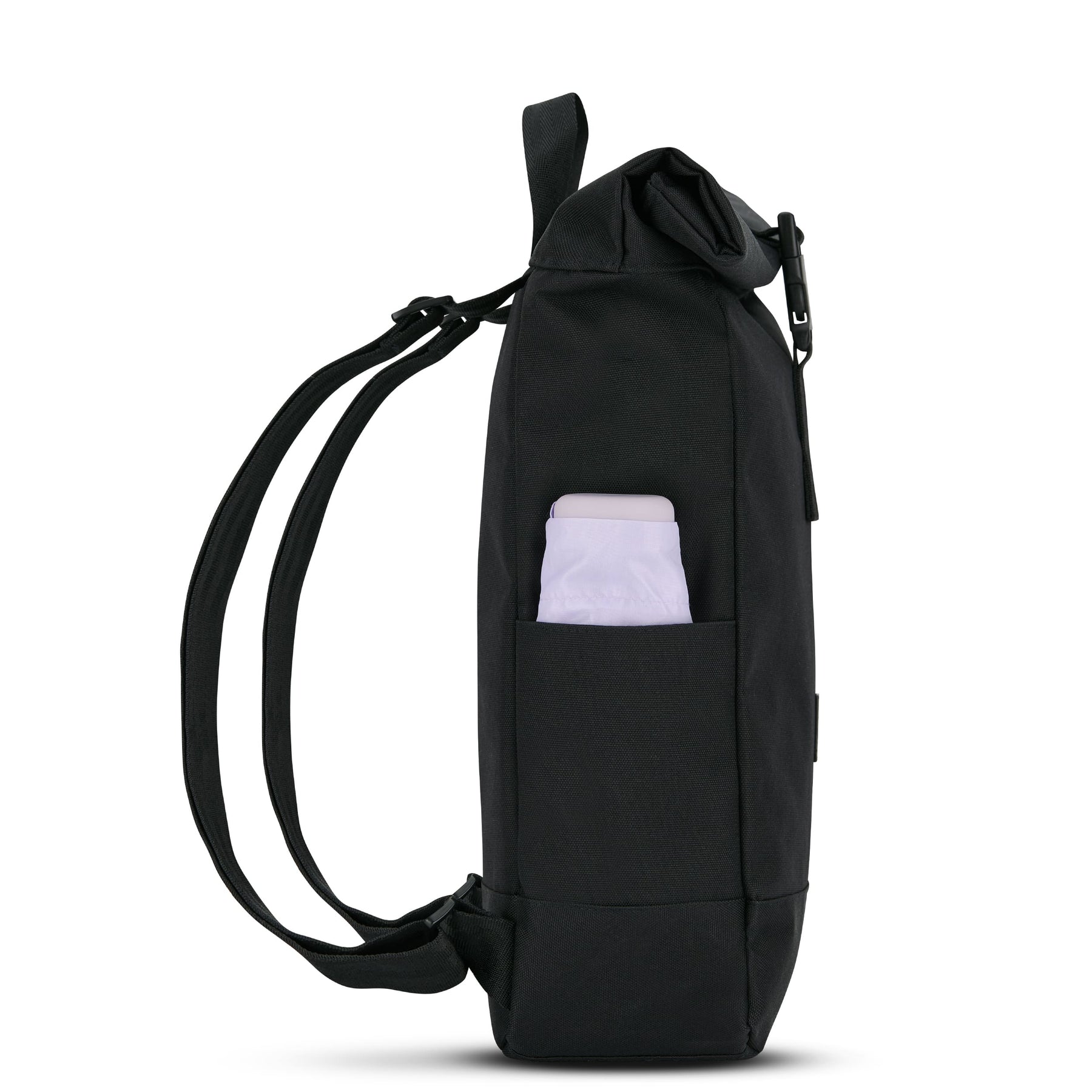 Schwarzer Rolltop Rucksack ‚Robin Small‘ von Johnny Urban mit seitlicher Tasche und weißem Inhalt