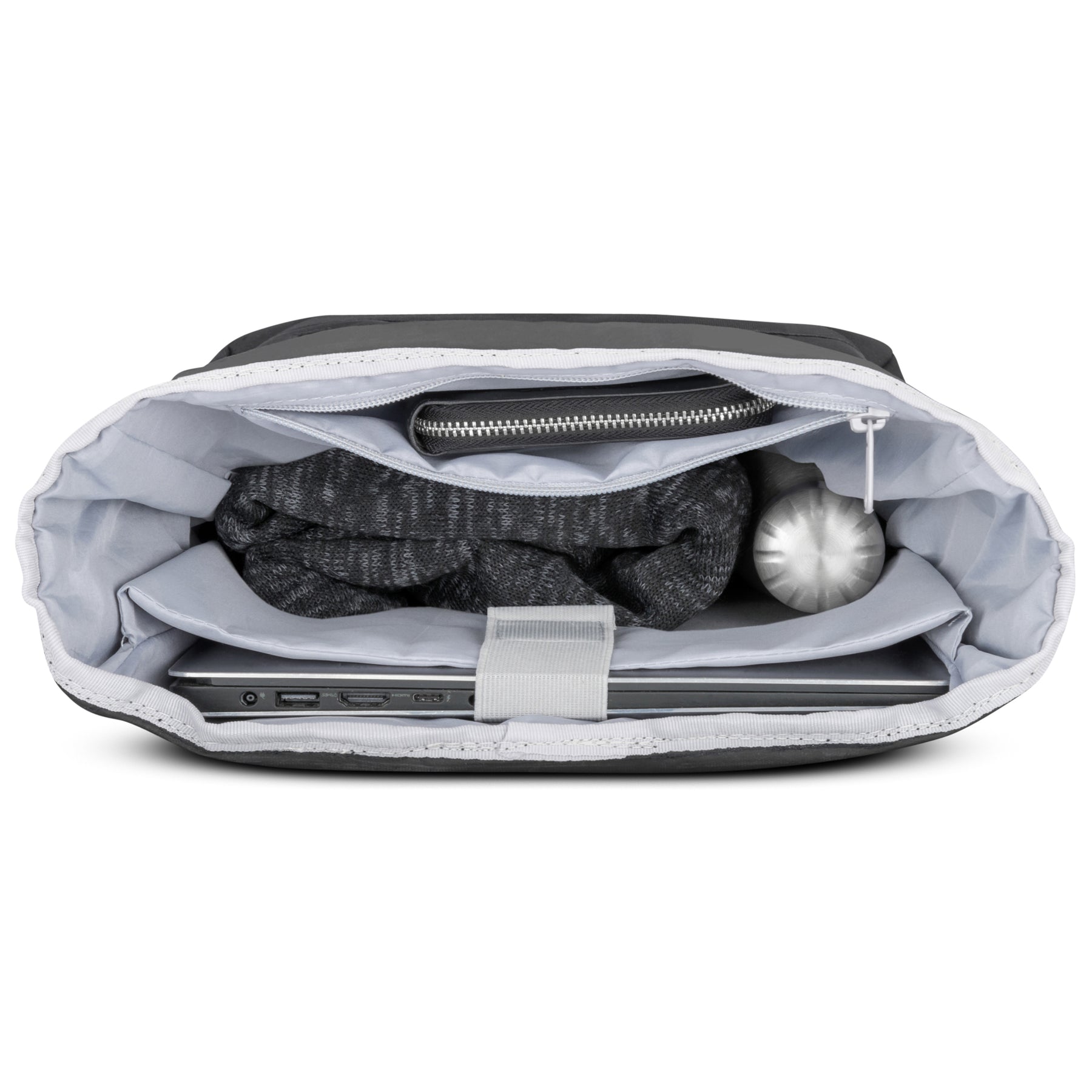 Innenansicht des Rolltop Rucksacks 'Robin Medium' mit Laptopfach, gefüllt mit Laptop, Pullover, Etui und Trinkflasche