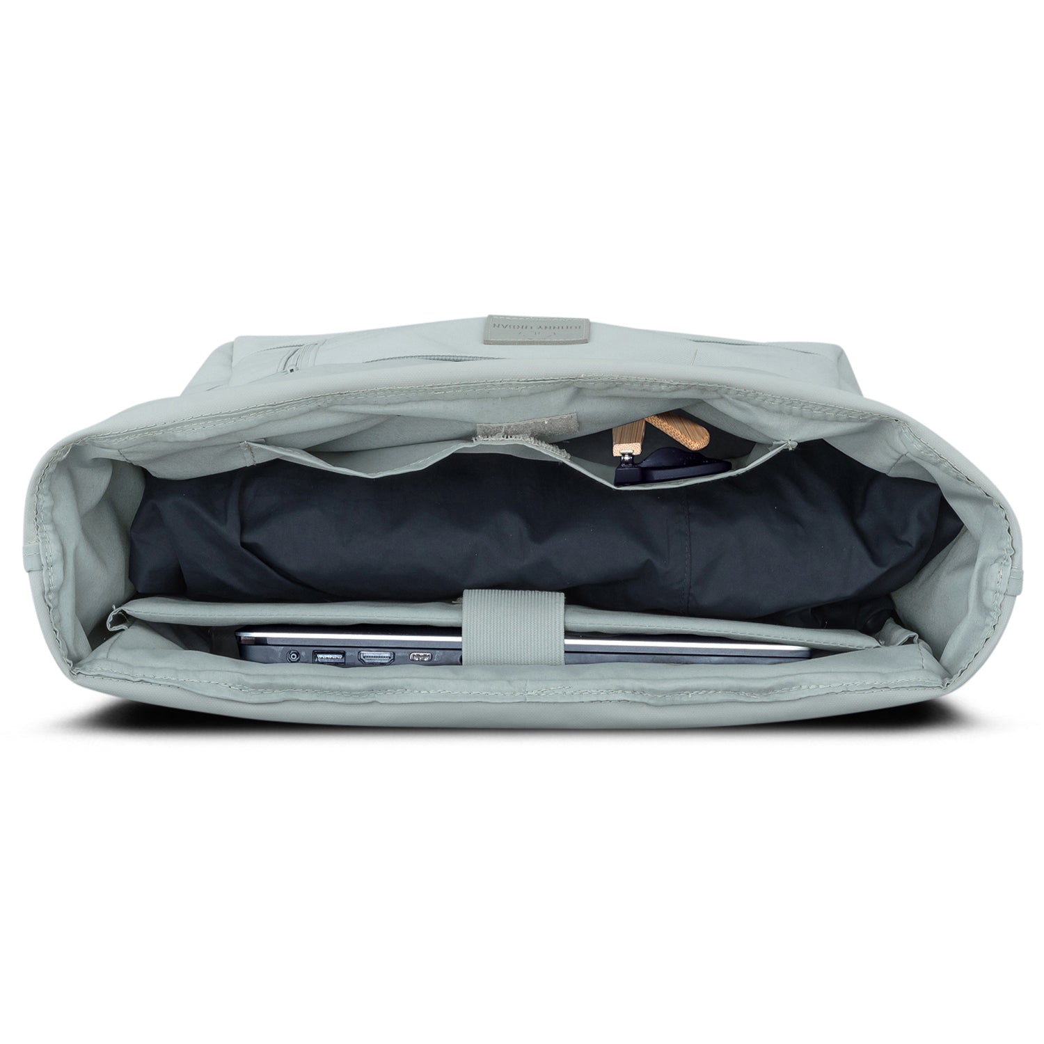 Geöffneter grauer Rolltop-Rucksack Robin Large mit Laptopfach und Innenfächern