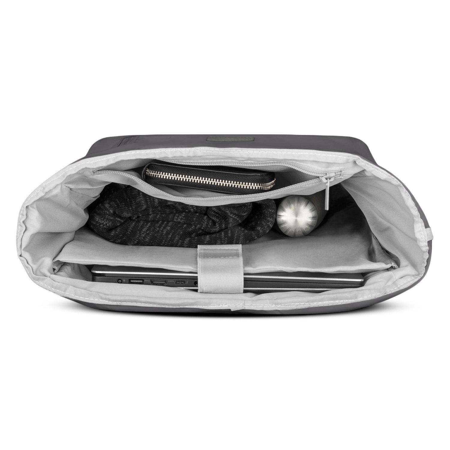Innenseite des Rolltop Rucksacks 'Robin Large' mit Laptopfach, Geldbörse, Trinkflasche und Kleidungsstück