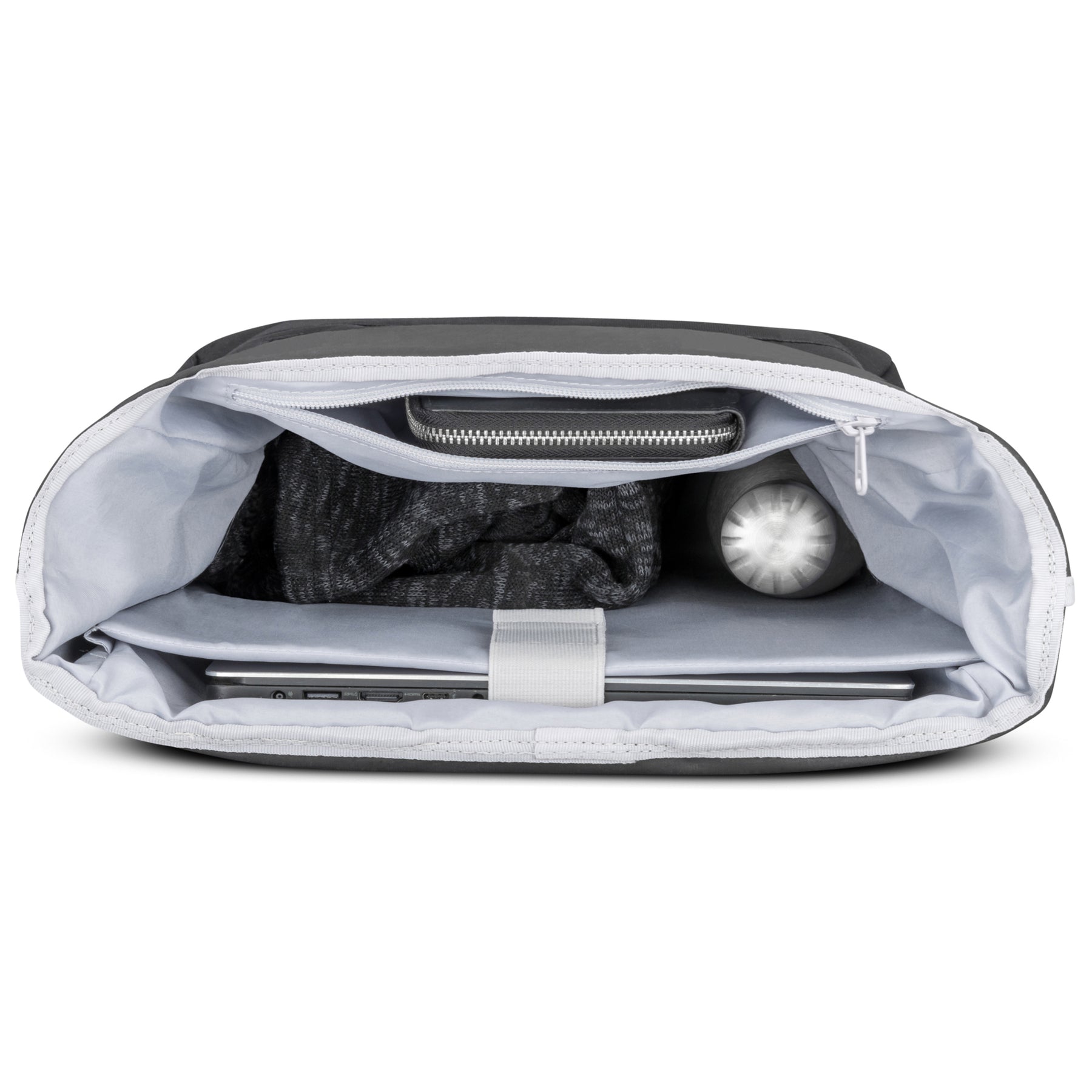 Innenansicht des Rolltop Rucksacks 'Robin Large' mit Laptopfach, gefüllt mit Laptop, grauer Kleidung, Wasserflasche und Tasche