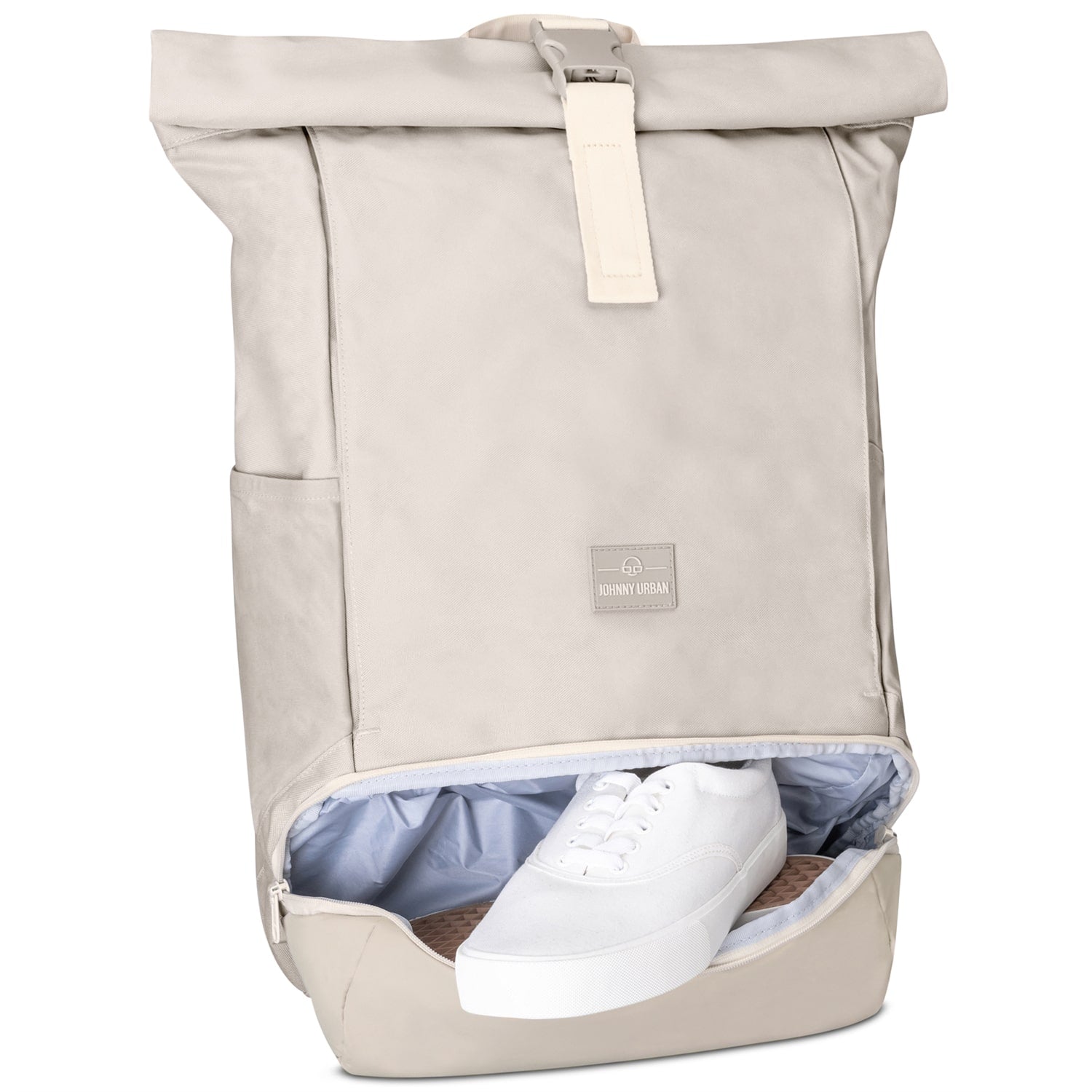 Beiger Johnny Urban Rolltop Rucksack Allen XL mit offenem Schuhfach und weißem Sneaker