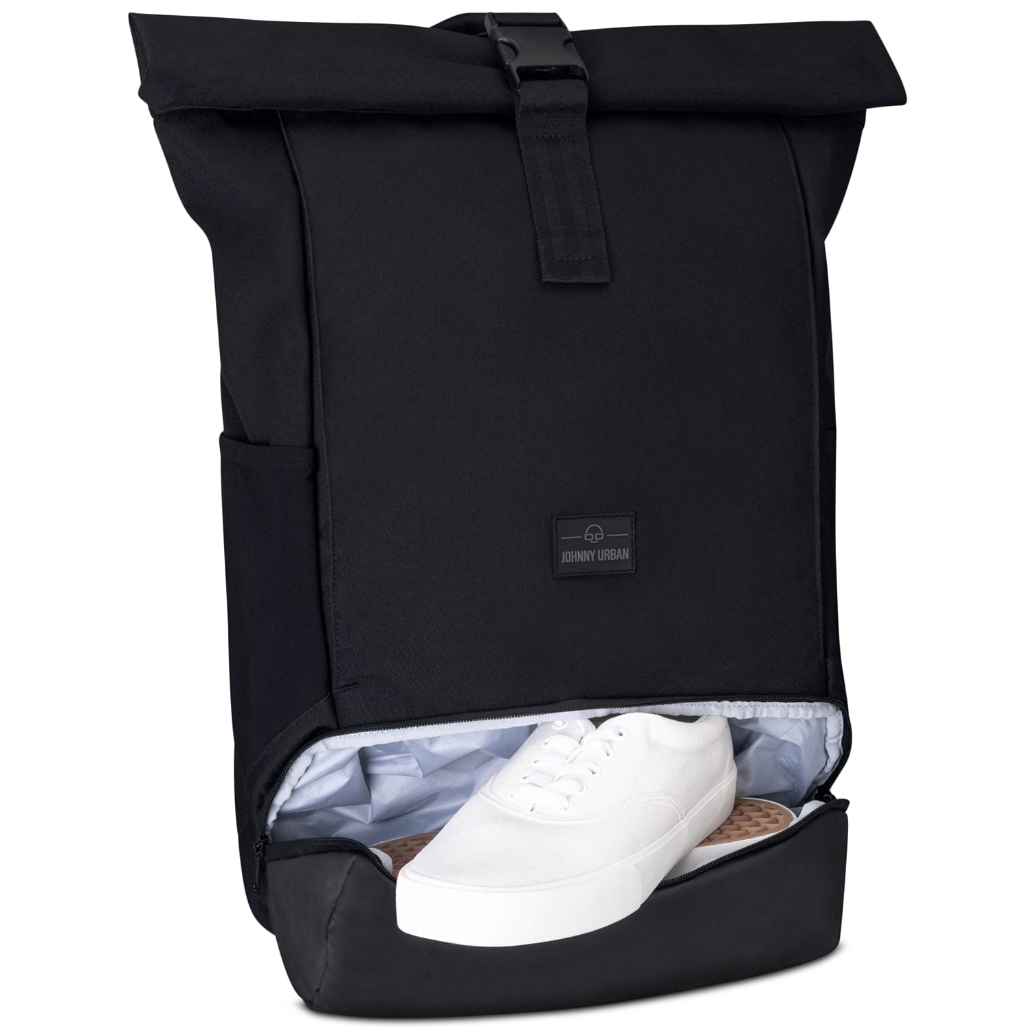 Schwarzer Rolltop Rucksack Allen XL von Johnny Urban mit offenem Schuhfach und weißen Sneakern