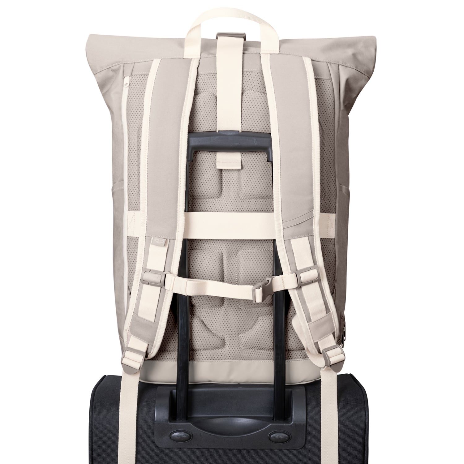 Beiger Rolltop Rucksack Allen XL mit gepolstertem Rücken und verstellbaren Trägern auf einem schwarzen Koffer