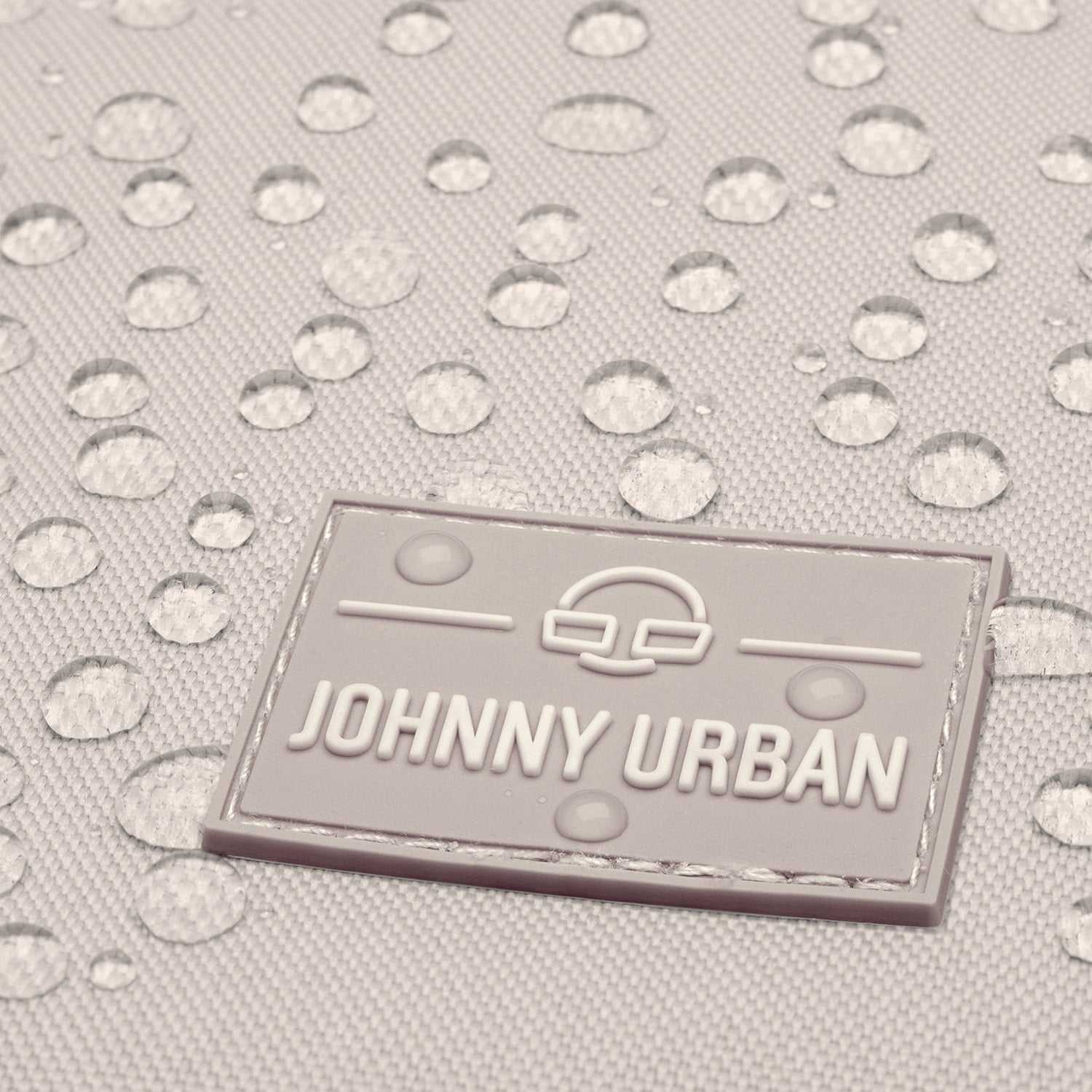 Beiges Johnny Urban Logo-Schild auf wasserdichtem Rolltop Rucksack Allen XL mit Wassertropfen