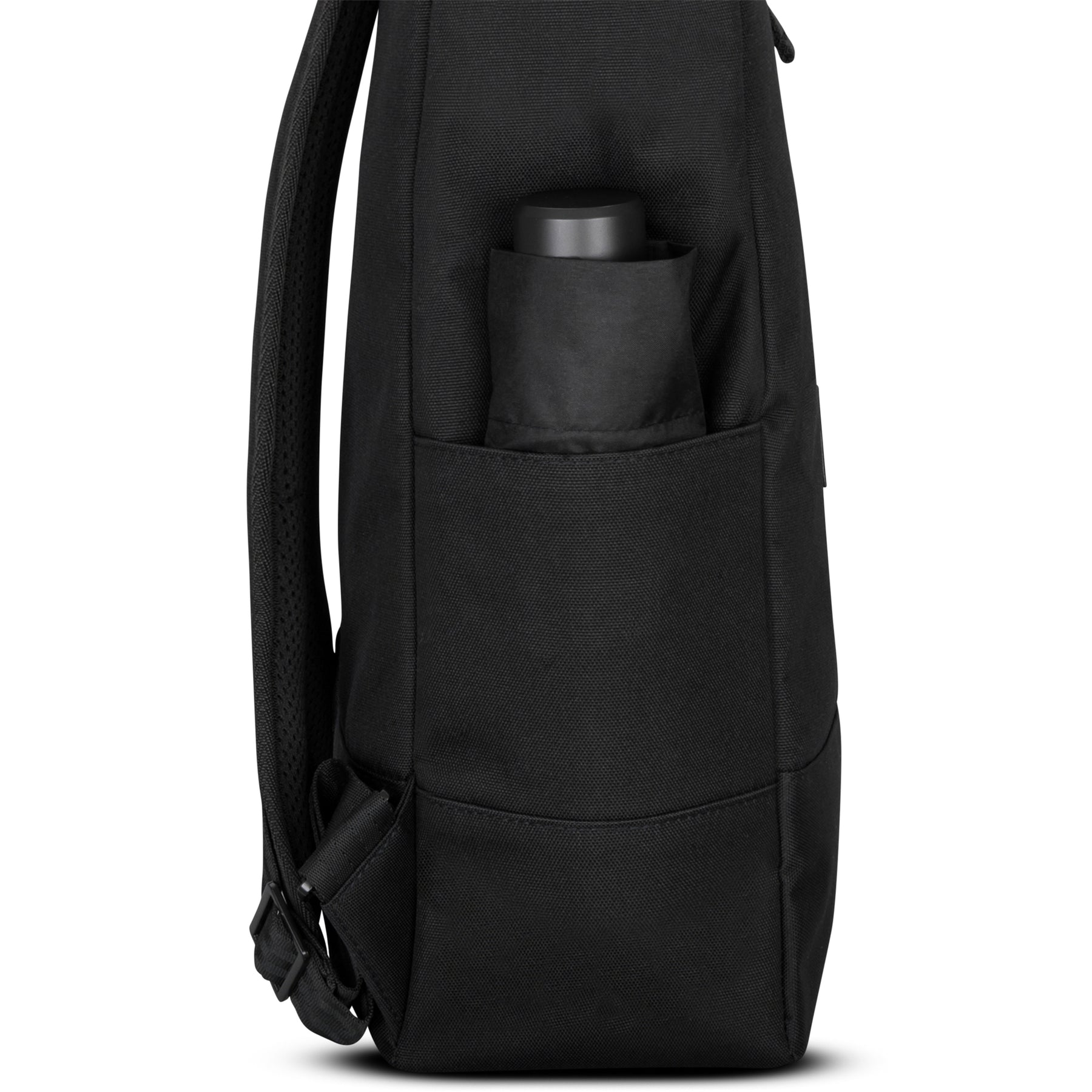 Seitenansicht des schwarzen Rolltop Rucksacks 'Robin Large' mit Flaschenfach und Wasserflasche