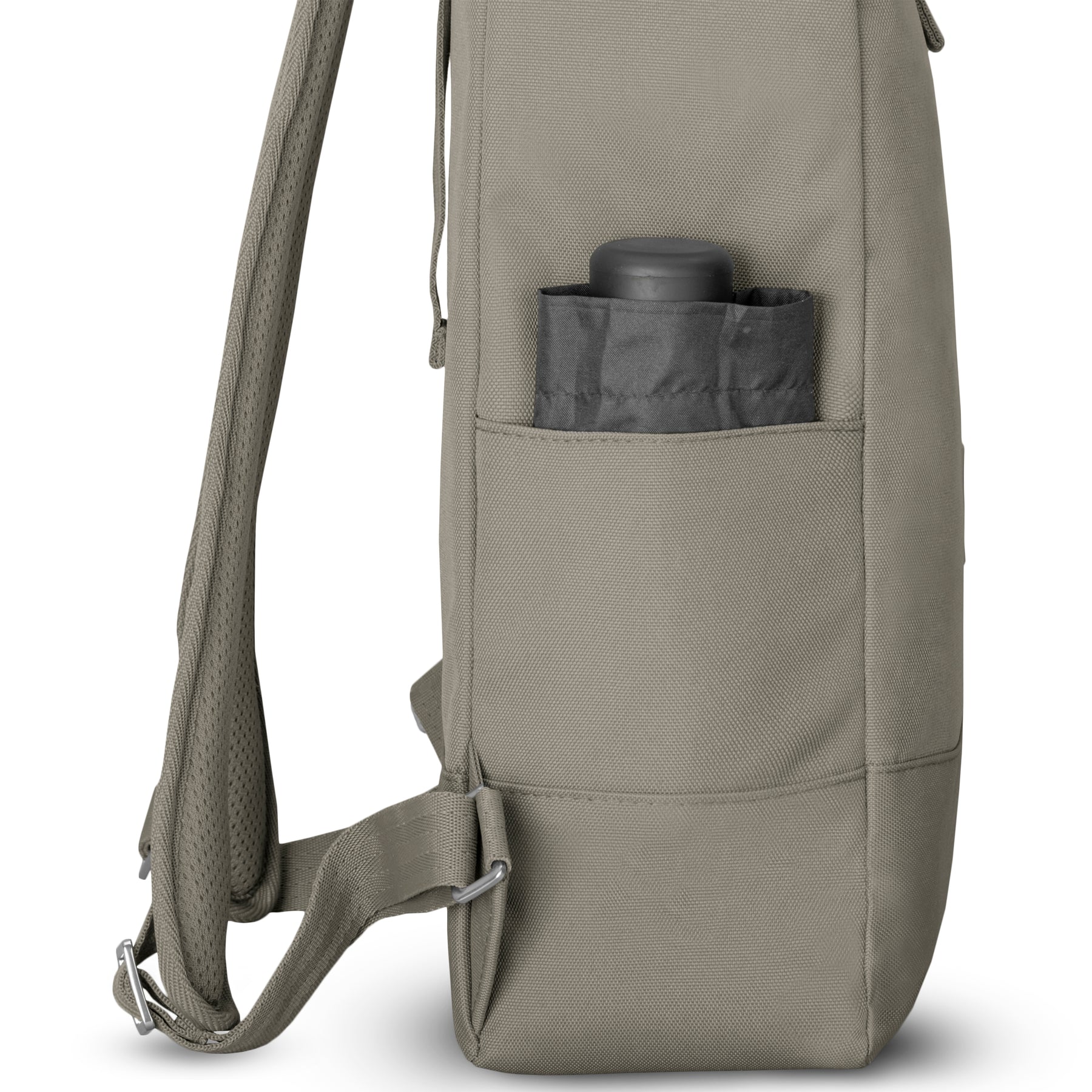Seitenansicht des Johnny Urban Rolltop Rucksack 'Robin Medium' in Grau mit schwarzem Flaschenhalter