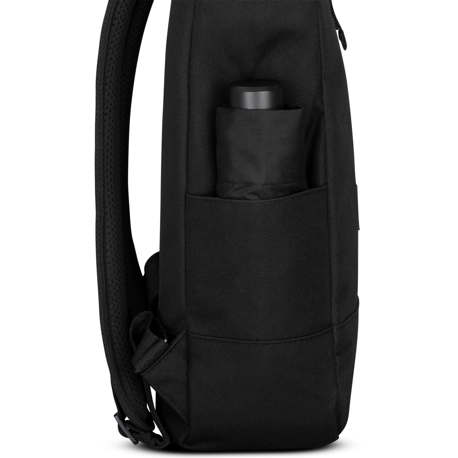 Seitenansicht des schwarzen Rolltop-Rucksacks 'Robin Medium' mit Regenschirm in der Tasche