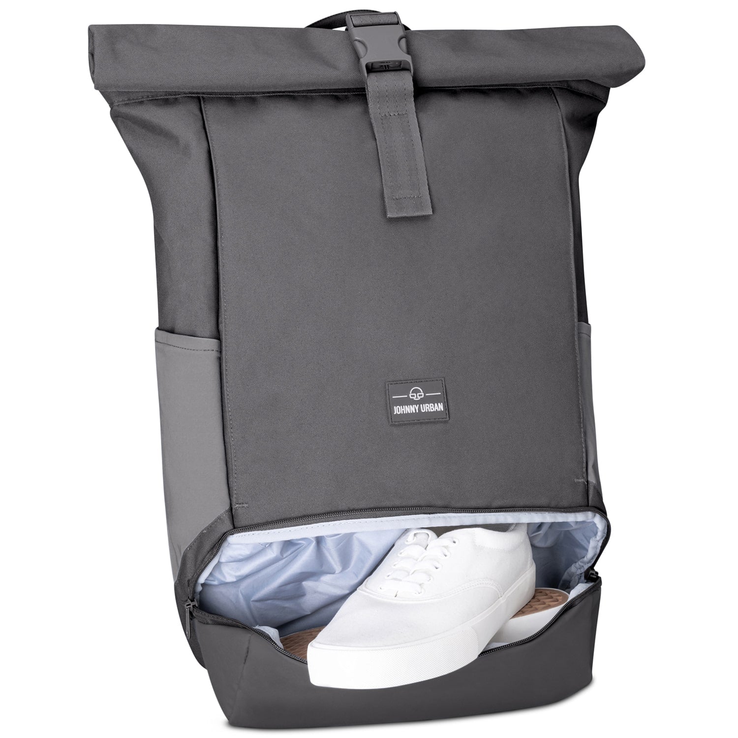 Grauer Rolltop Rucksack 'Allen XL' von Johnny Urban mit offenem Schuhfach und weißen Sneakers