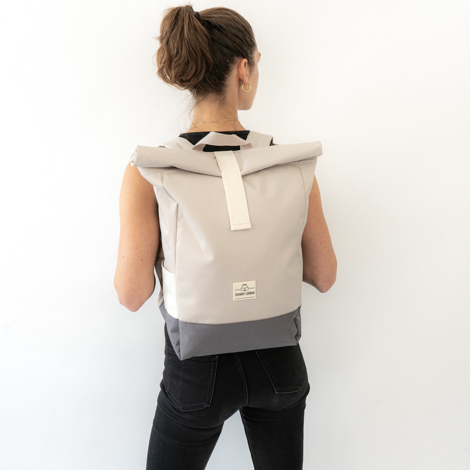 Dame von hinten mit dem Johnny Urban Rolltop Rucksack 'Ryan' in Beige und Grau