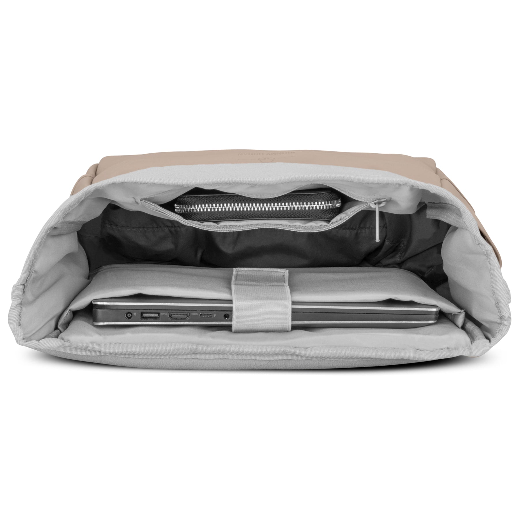 Beiger Rolltop Rucksack 'Harvey Medium' von Johnny Urban mit offenem Hauptfach, gepolstertem Laptopfach und Reißverschlusstasche