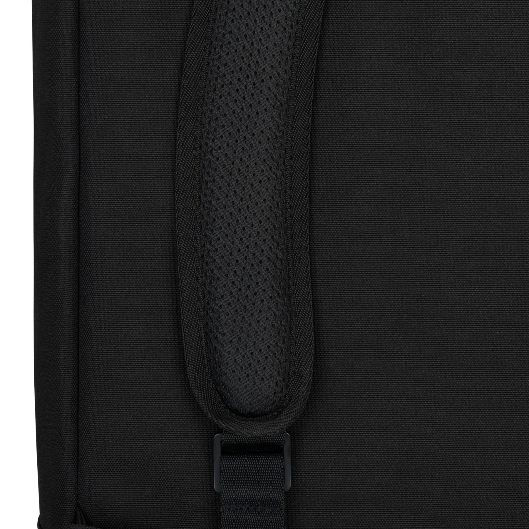 Nahaufnahme des gepolsterten Trägerbereichs des schwarzen Rolltop Rucksacks 'Robin Medium'