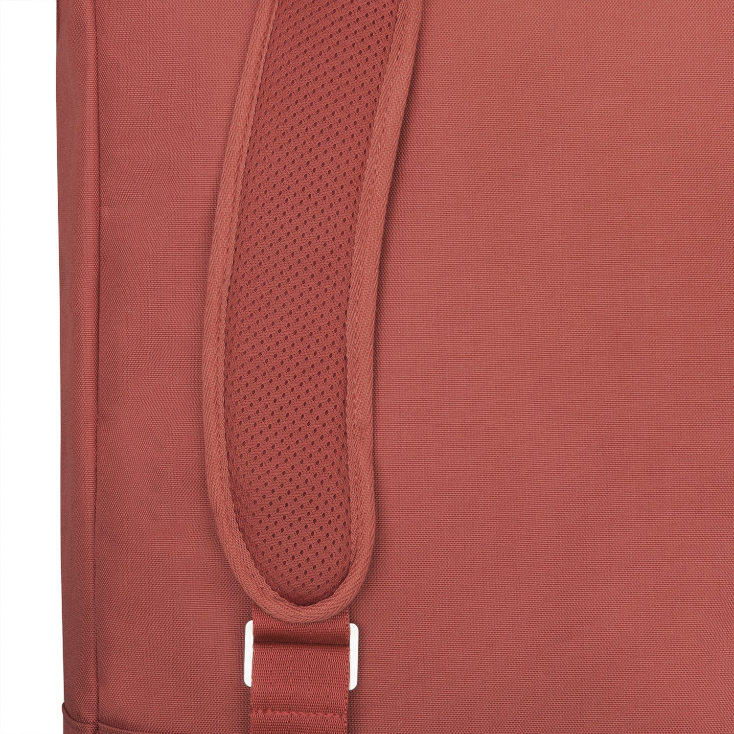 Nahaufnahme des gepolsterten Schultergurts des rotbraunen Rolltop Rucksacks "Robin Large"