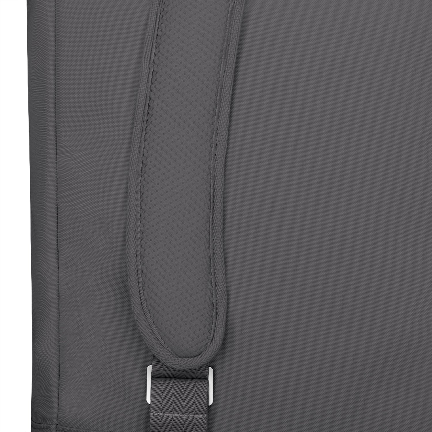 Nahaufnahme des gepolsterten Schulterträgerendes des Rolltop Rucksacks 'Robin Large' in Grau