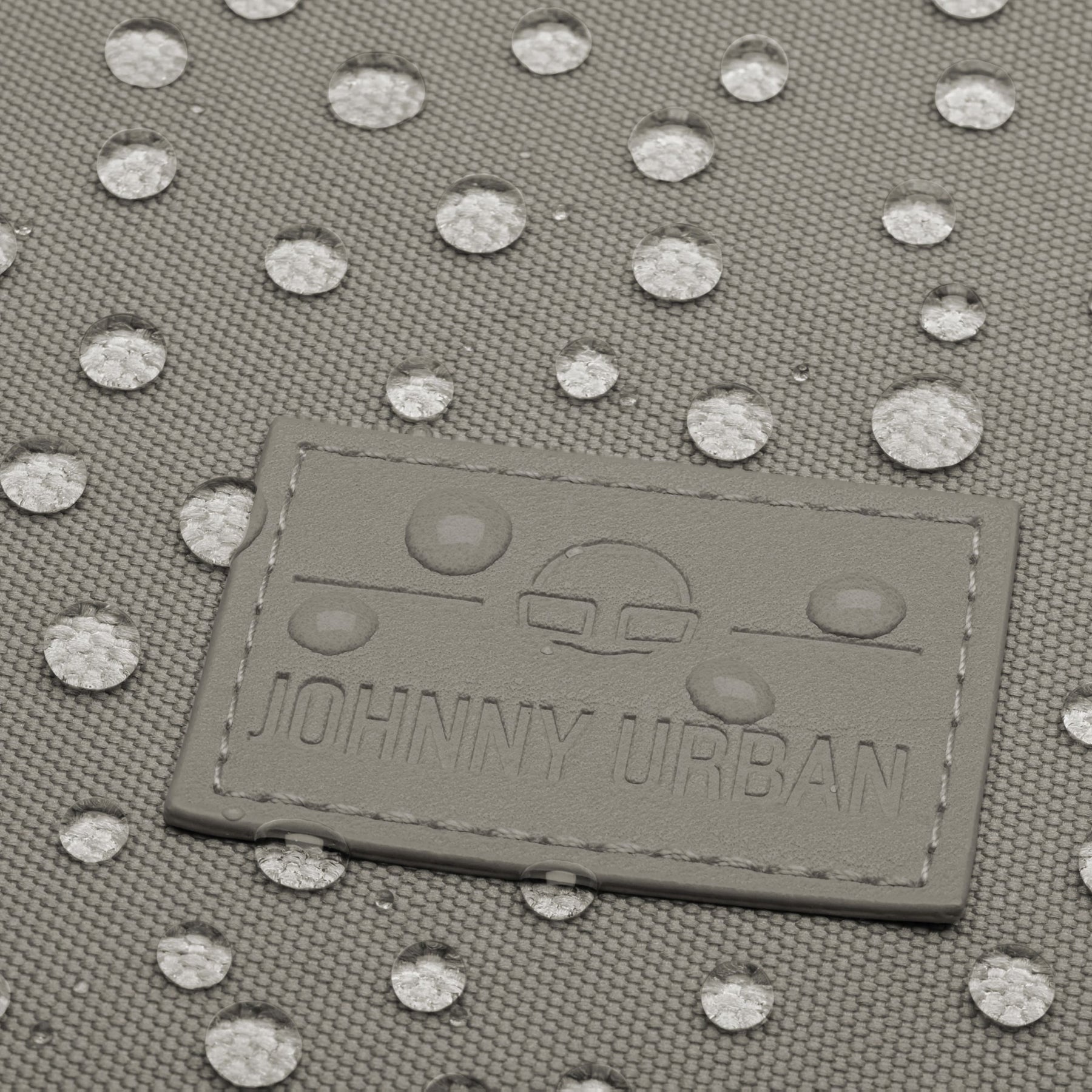 Wasserabweisender brauner Stoff mit Johnny Urban Logo auf Rolltop Rucksack Robin Small