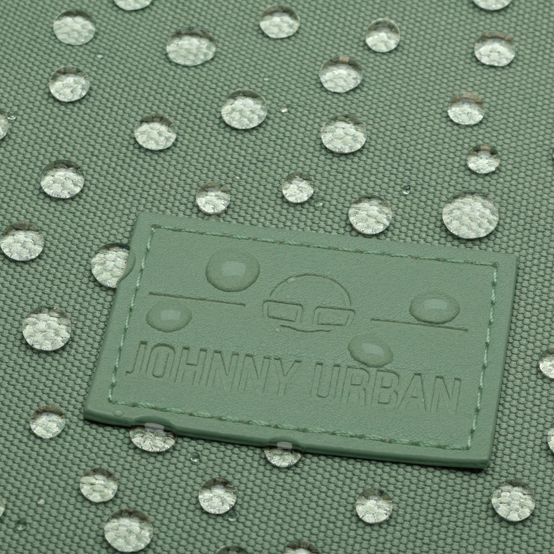 Grüner Johnny Urban Rolltop-Rucksack mit wasserabweisender Oberfläche und Wassertröpfchen