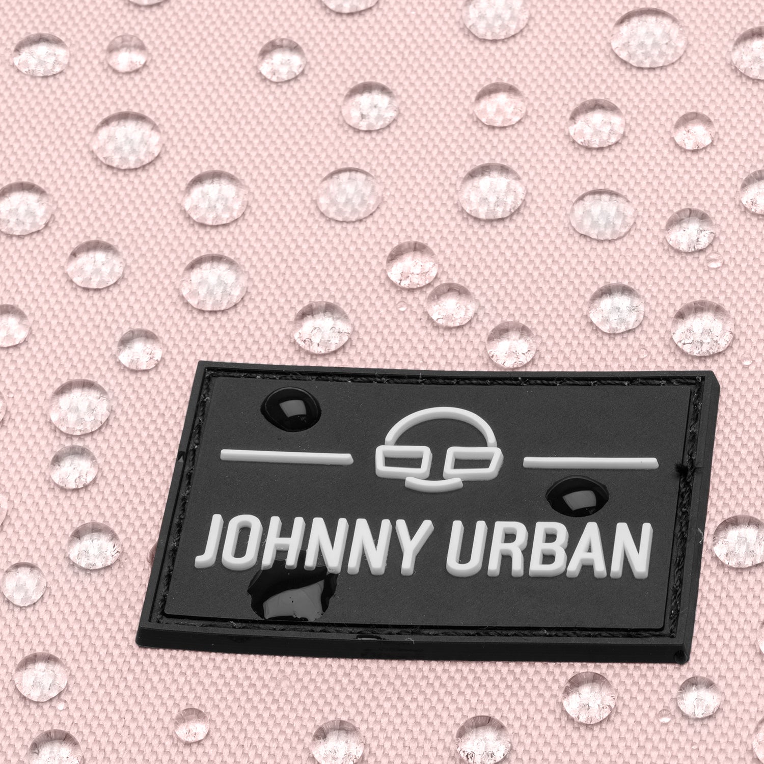 Wasserabweisendes rosa Textilgewebe mit Johnny Urban Markenlogo, Wassertropfen sichtbar