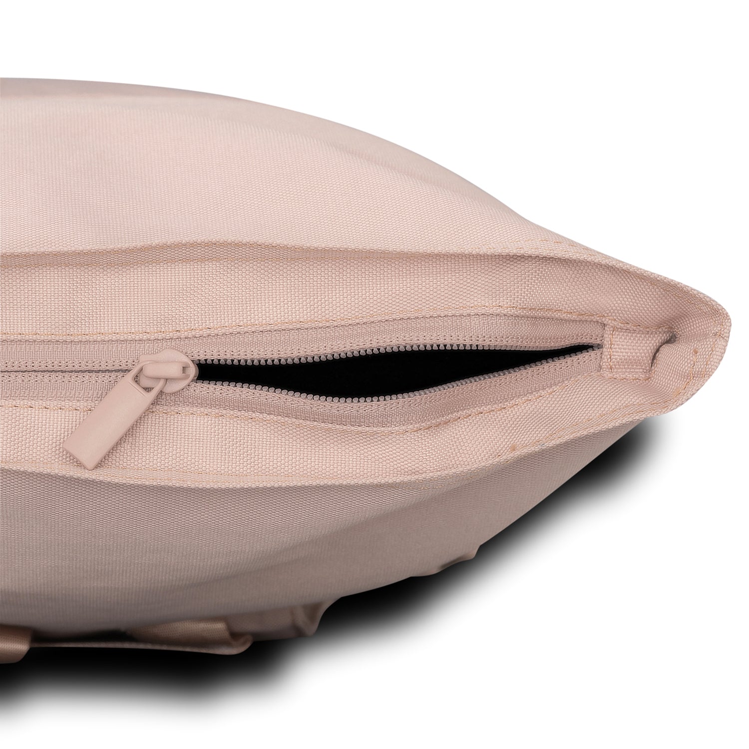 Nahaufnahme des geöffneten Reißverschlusses am Rolltop Rucksack ‚Robin Medium‘ in Rosa