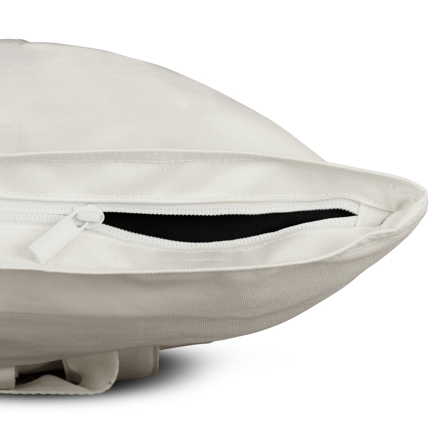 Offwhite Rolltop Rucksack 'Robin Medium' mit geöffnetem Reißverschluss und schwarzem Innenfutter