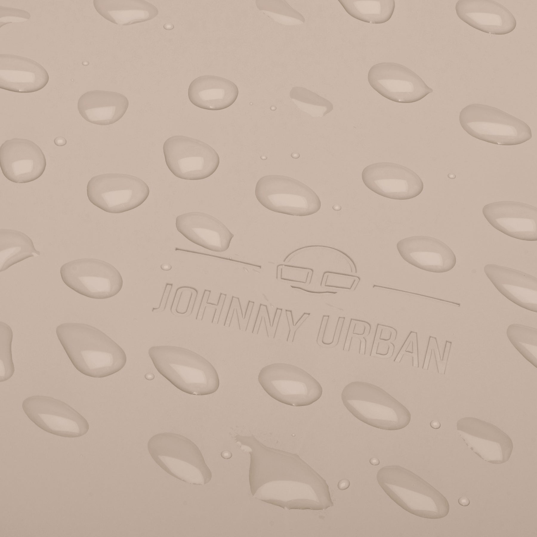 Wasserabweisende Oberfläche des Johnny Urban Rolltop Rucksacks 'Harvey Medium' mit Wassertropfen