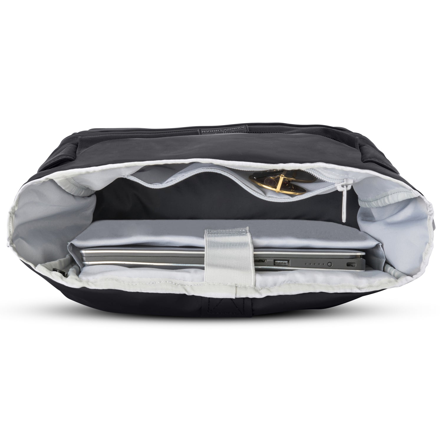 Offener schwarzer Rolltop Rucksack 'Allen Medium' mit sichtbarem Laptopfach und Brille im Reißverschlussfach