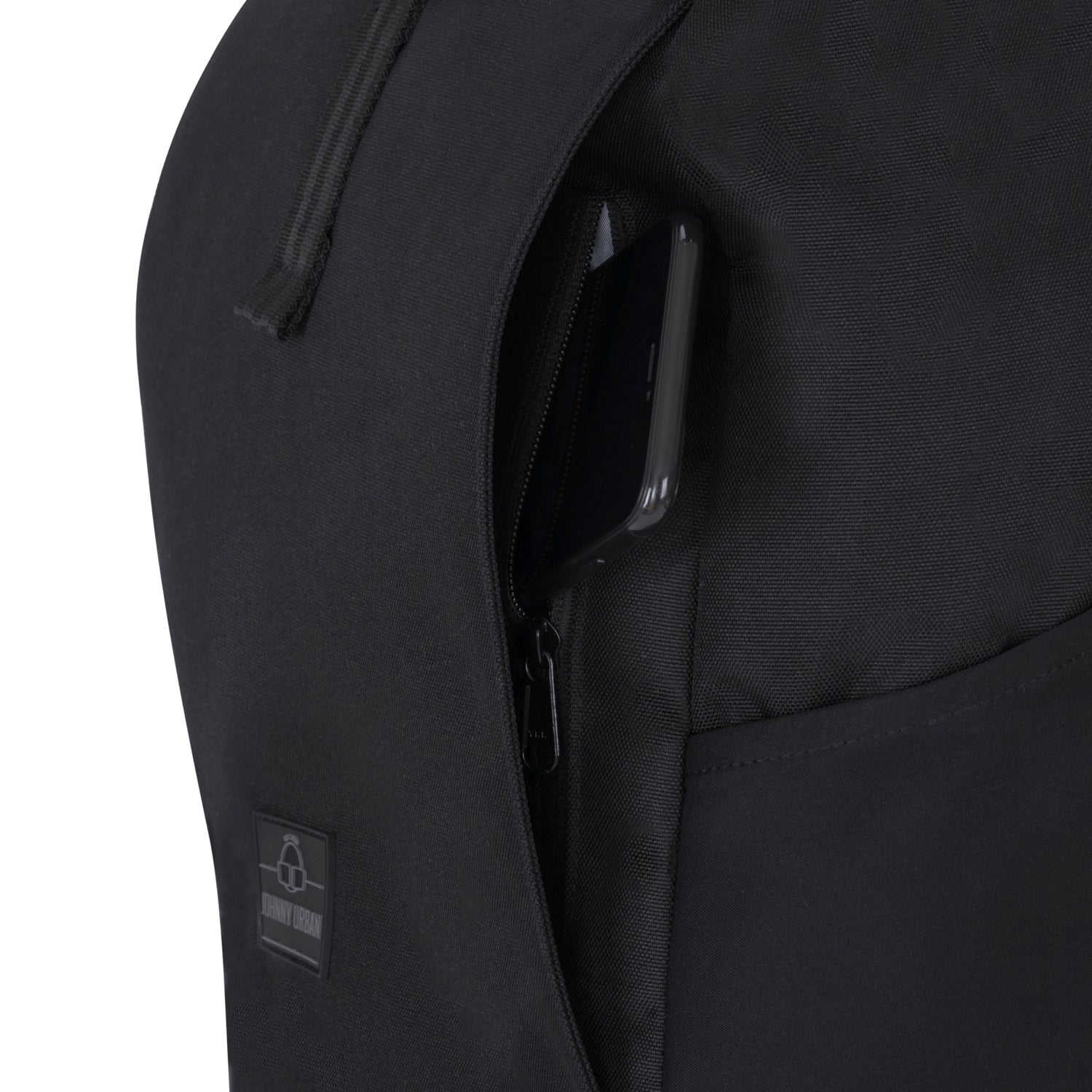 Schwarzer Rolltop Rucksack 'Allen Medium' von Johnny Urban mit leicht geöffnetem seitlichem Reißverschlussfach und sichtbarem Smartphone