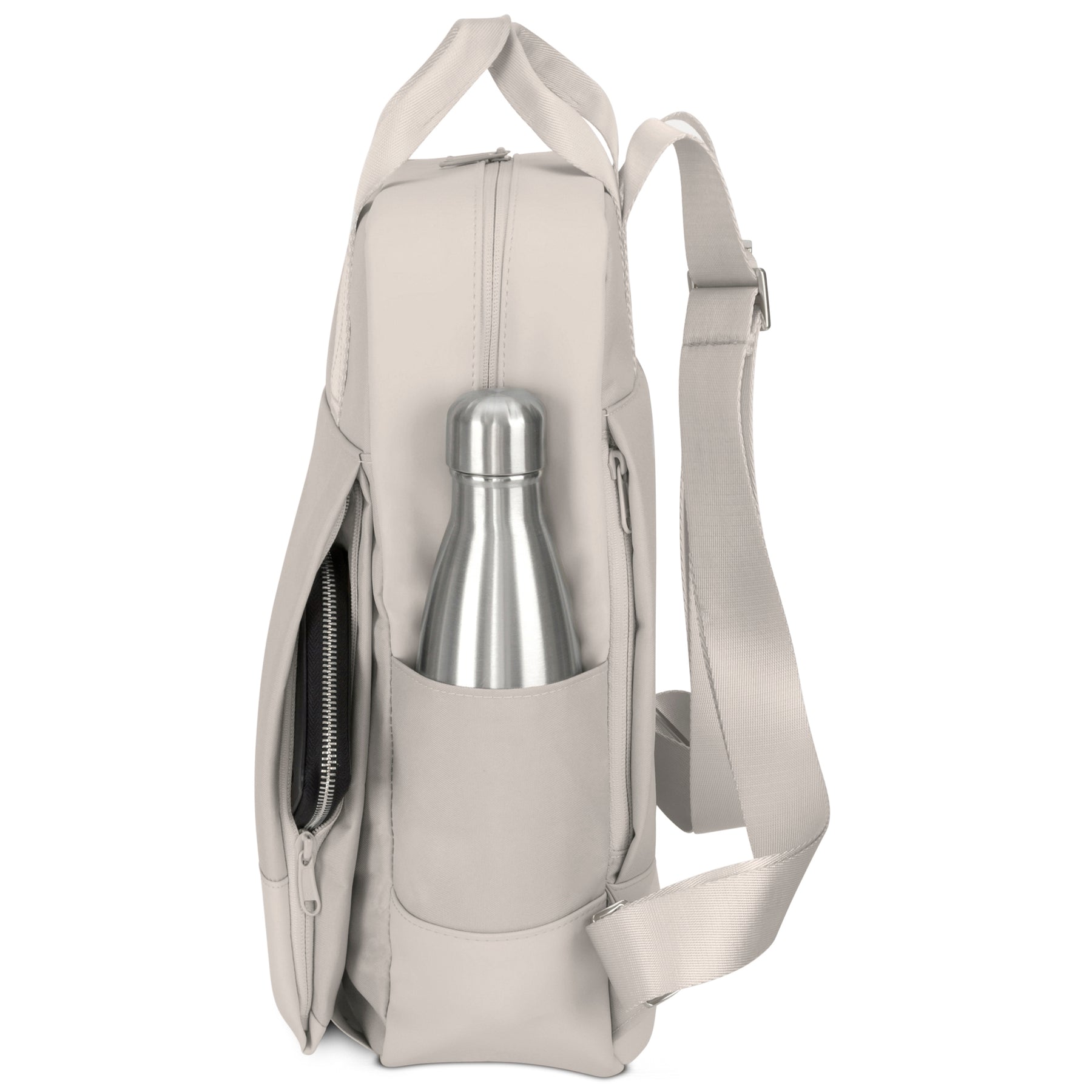 Beiger Rucksack 'Jona Large' mit seitlicher Tasche, in der eine silberne Trinkflasche steht