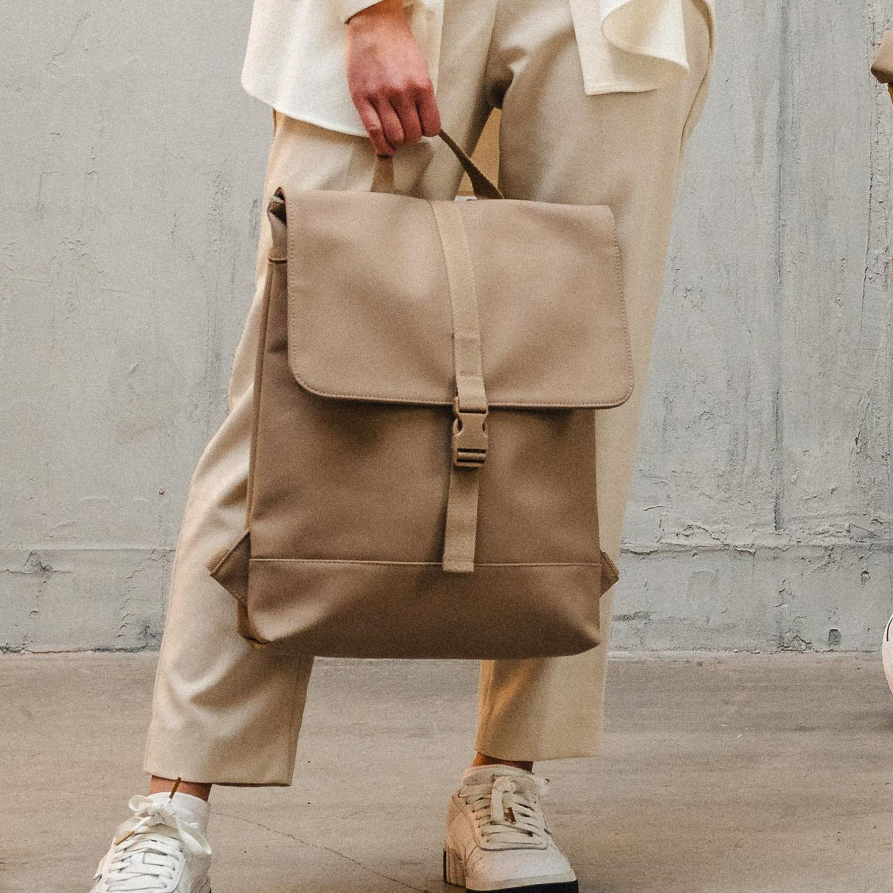 Beiger Damenrucksack 'Ruby' von Johnny Urban, rechteckig mit Klappe und Frontverschluss aus Stoff