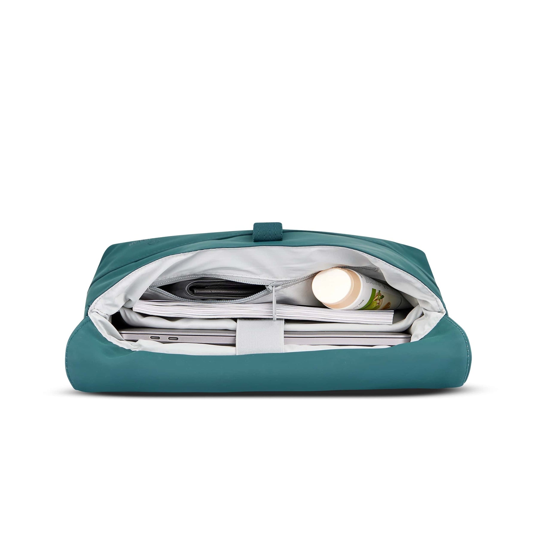 Geöffneter petrolgrüner Damenrucksack 'Ruby' mit Laptopfach, Dokumenten und Flasche innen