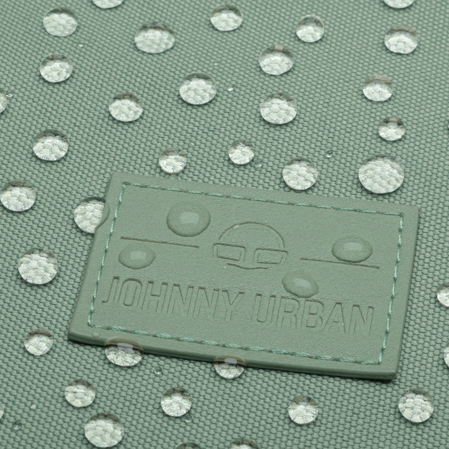 Wasserabweisendes Material und Logoaufnäher des JOHNNY URBAN Rucksacks Jona Large in Grün