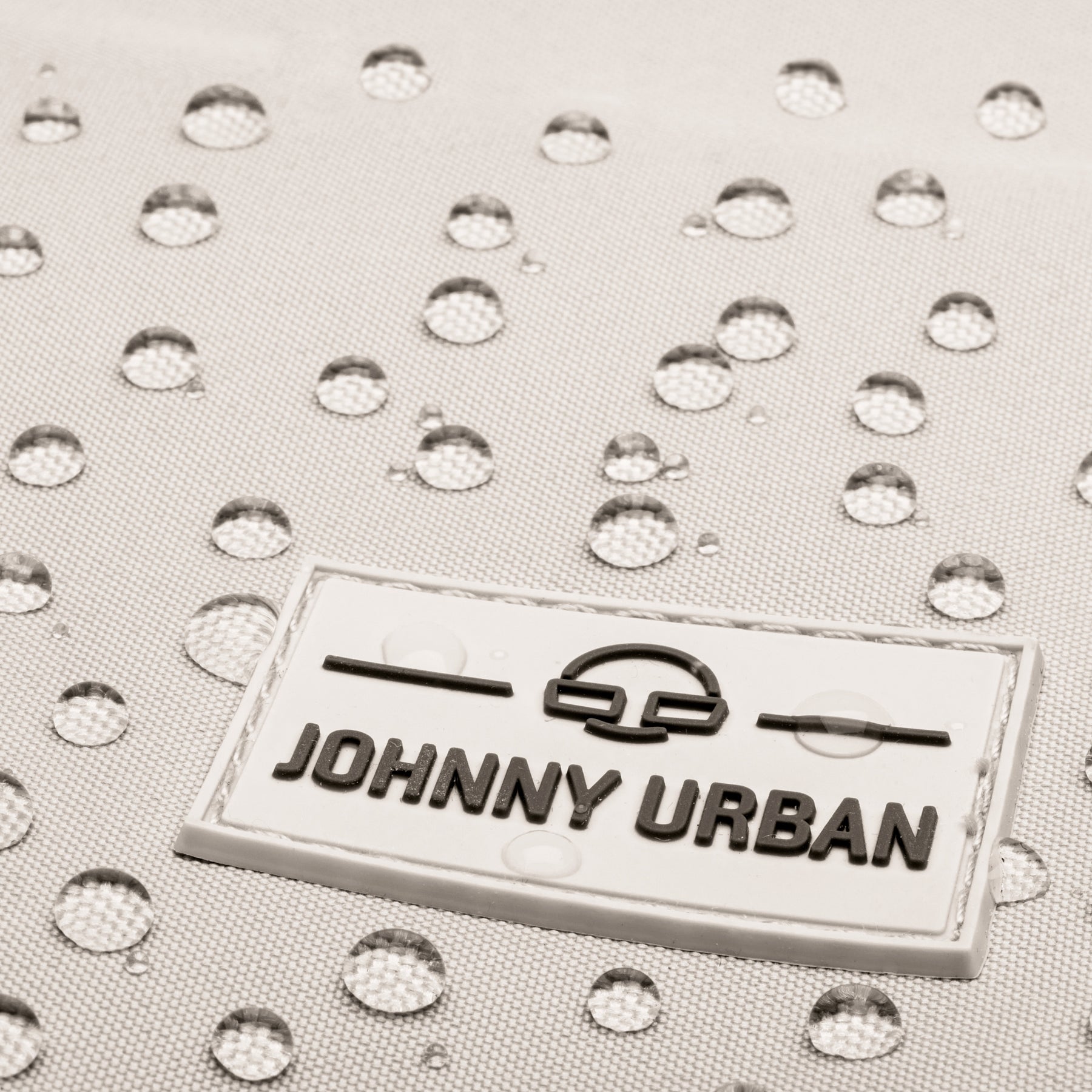Wasserabweisendes Gewebe mit Johnny Urban Logo auf dem Rucksack Jona Large in Beige-Grau