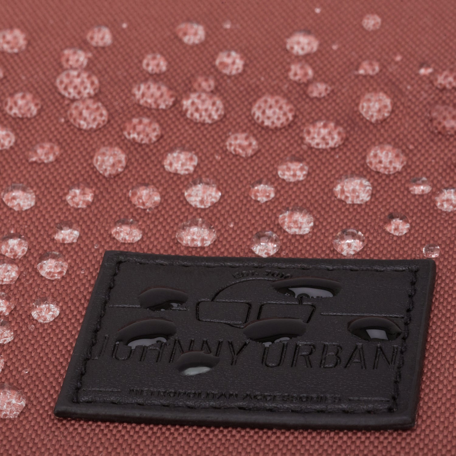 Wasserabweisendes Material mit Wassertropfen auf dem Johnny Urban Label aus schwarzem Leder
