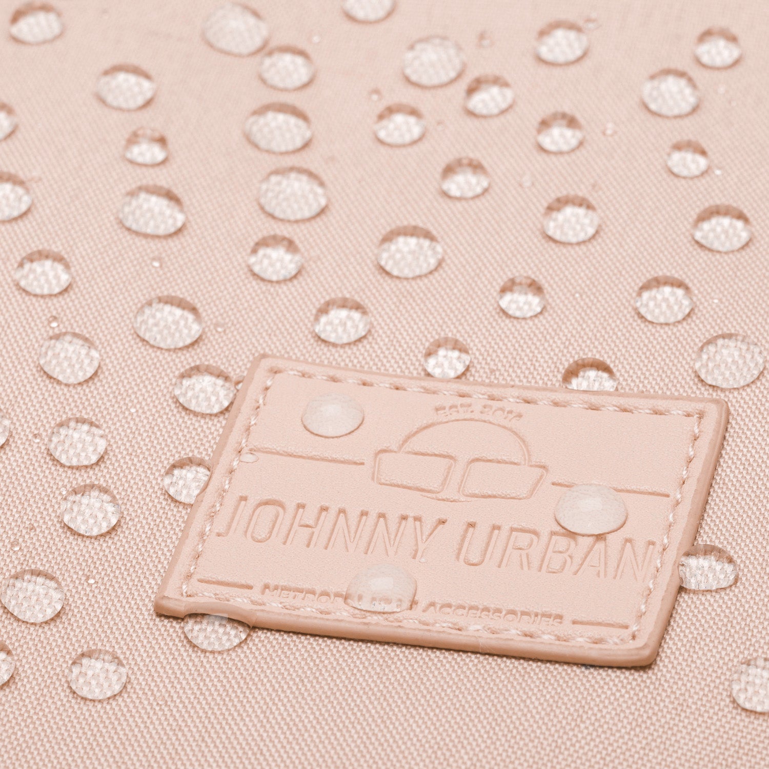 Wasserabweisender rosa Stoff mit Johnny Urban Logo auf einem Rucksack Jona Large