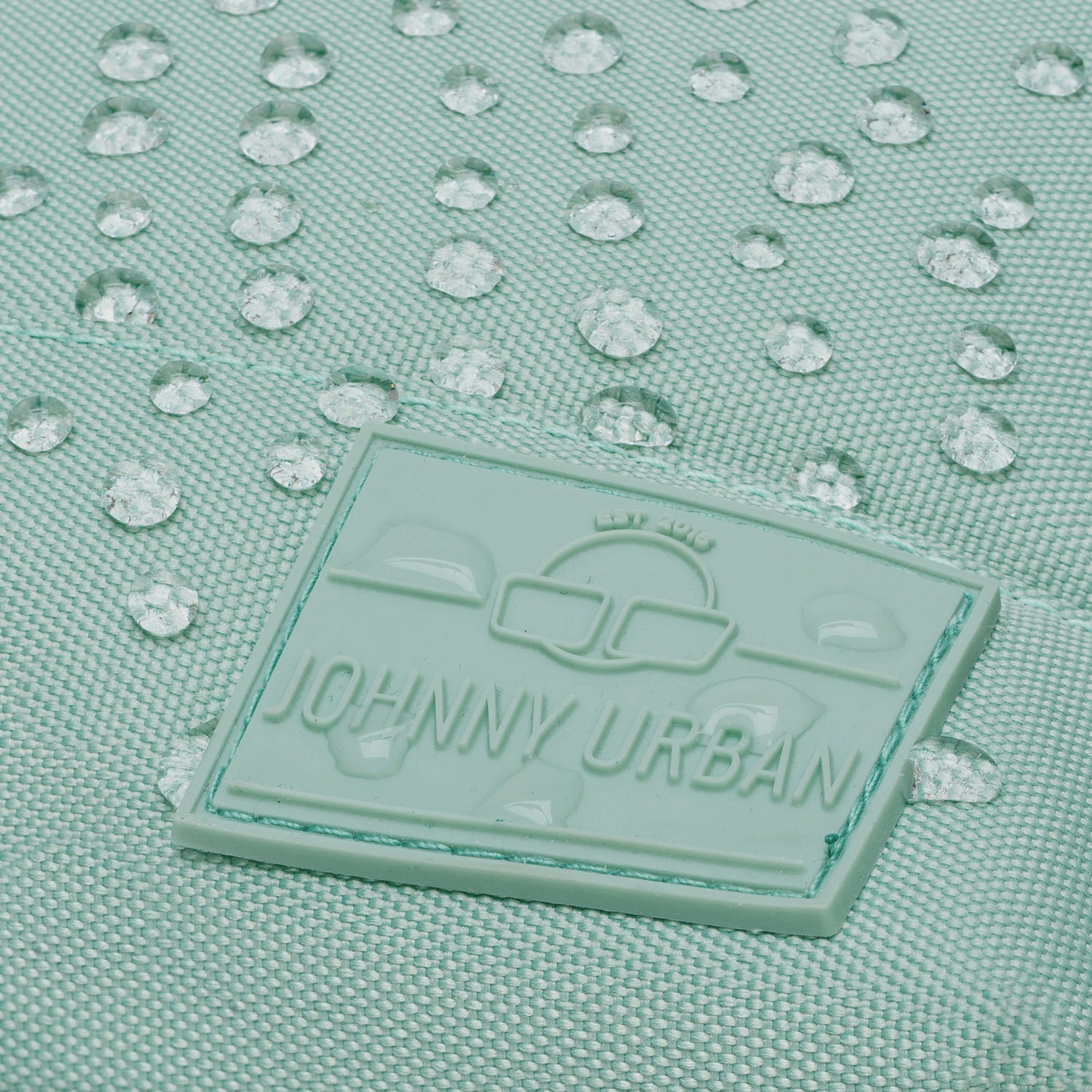 Mintfarbener Rucksack 'Mia' von Johnny Urban mit Wasserperlen auf der Oberfläche