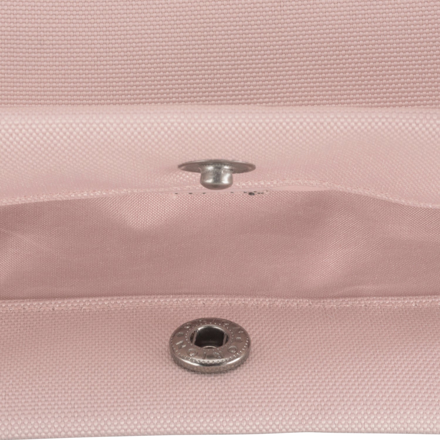 Nahaufnahme des rosa Rucksacks 'Emil' mit sichtbarem Metall-Druckknopfverschluss