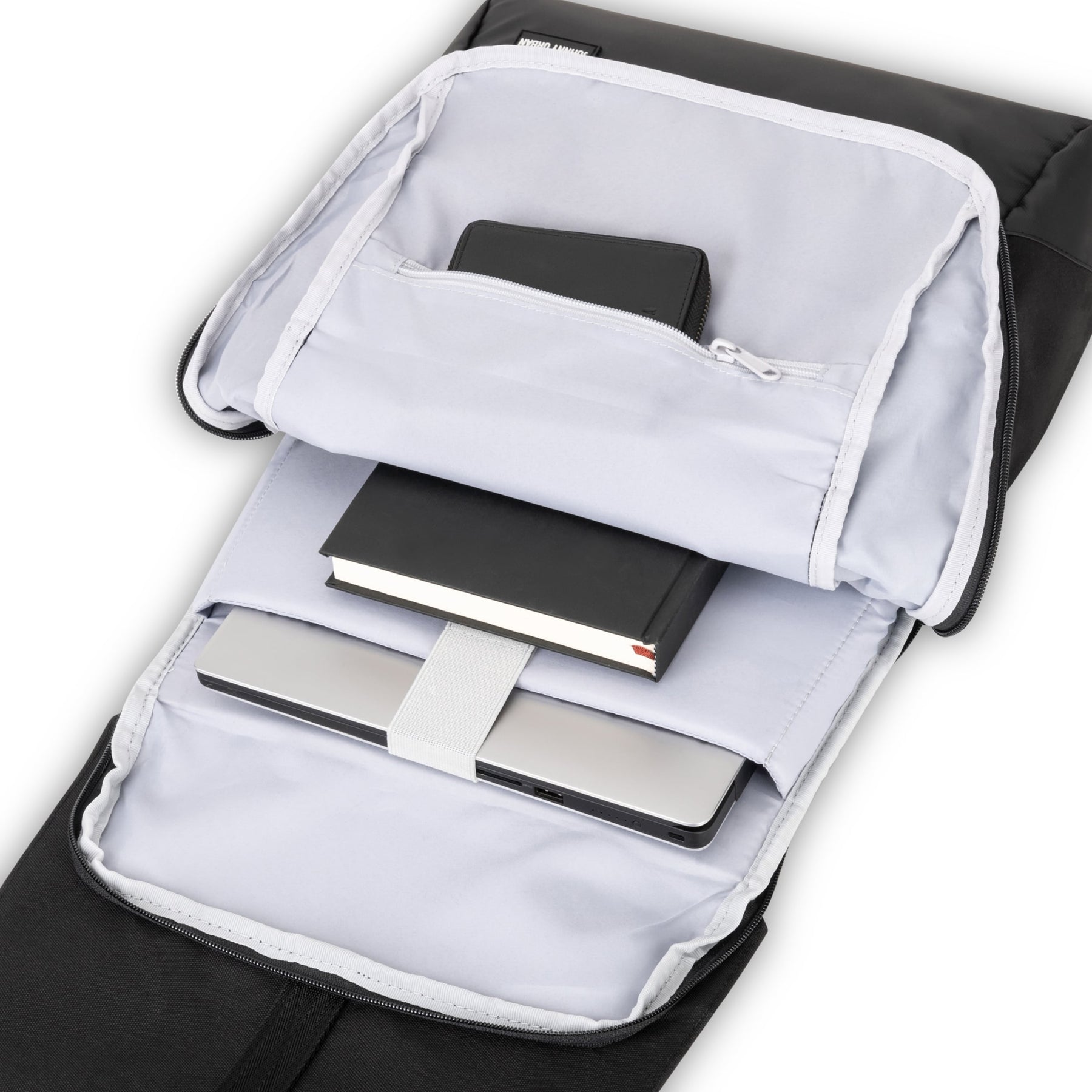 Geöffneter schwarzer Johnny Urban Rucksack Mika mit Laptop und Notizbuch im Innenfach