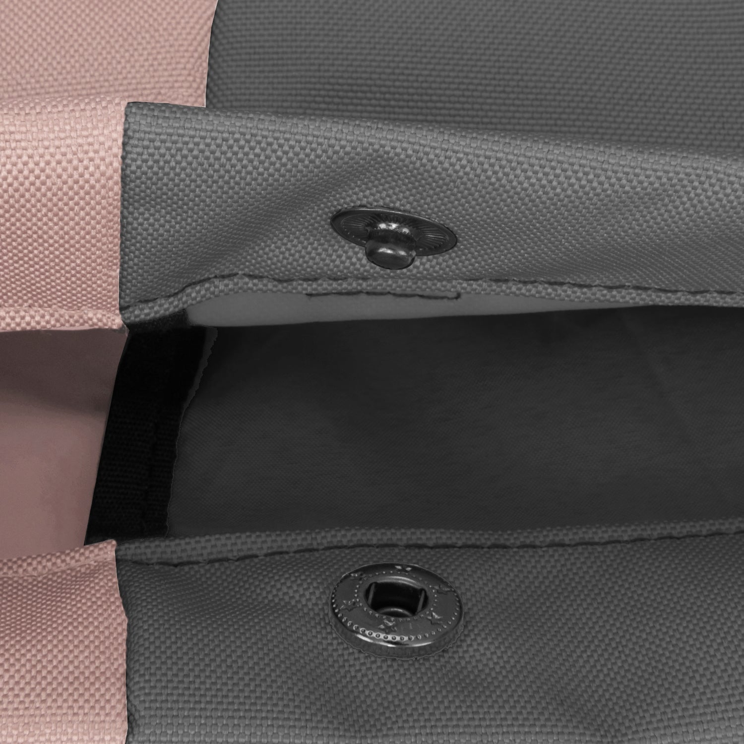 Detailaufnahme des offenen Rolltop-Rucksacks 'Oskar' in Rosa und Grau mit sichtbarem Verschlussmechanismus