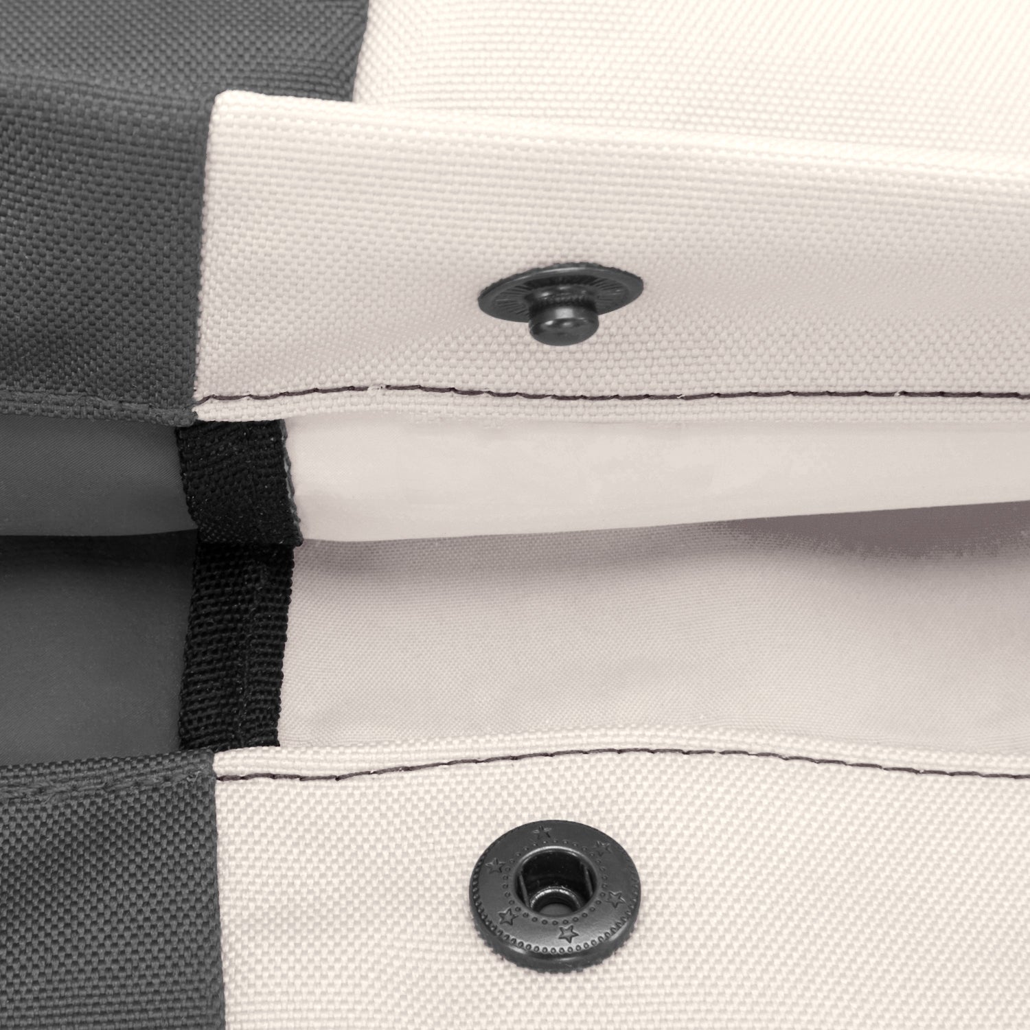 Detailaufnahme des Verschlusses am hellgrauen Rucksack 'Oskar' mit schwarzem Druckknopf