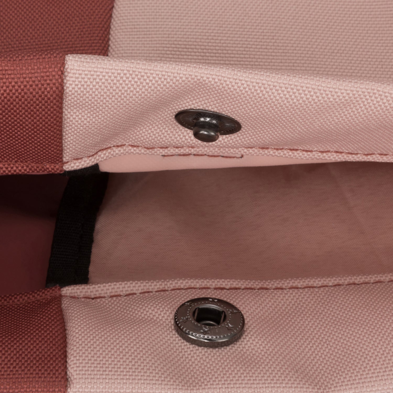 Nahaufnahme des Verschlusses am Rucksack 'Oskar' in rosa Stoff mit Metall-Druckknöpfen
