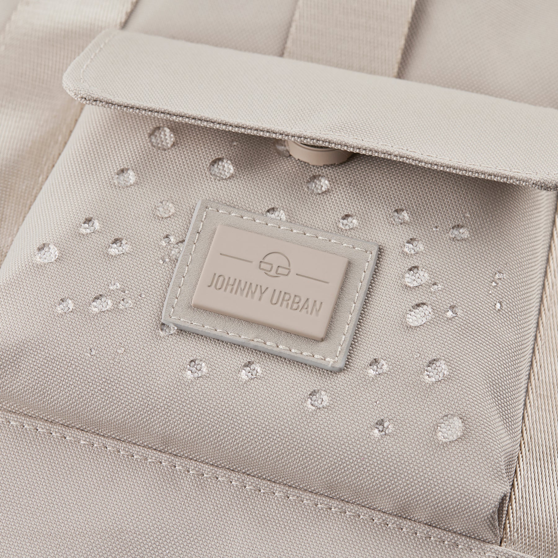 Beiger, wasserabweisender Johnny Urban Rucksack "Jules" mit Wassertropfen auf der Oberfläche