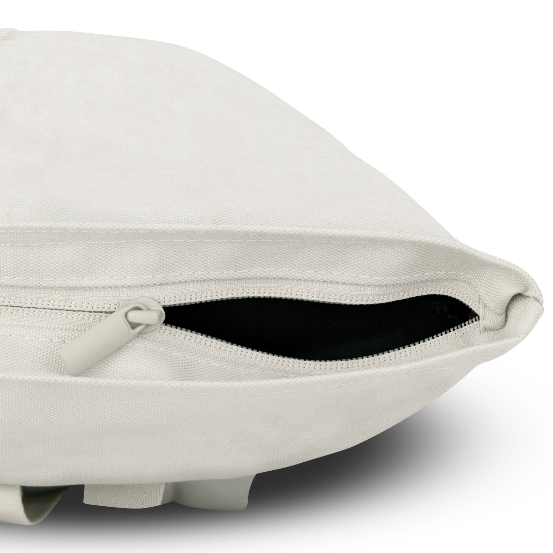 Beige Rolltop Rucksack 'Ryan' von Johnny Urban mit halb geöffnetem Reißverschluss