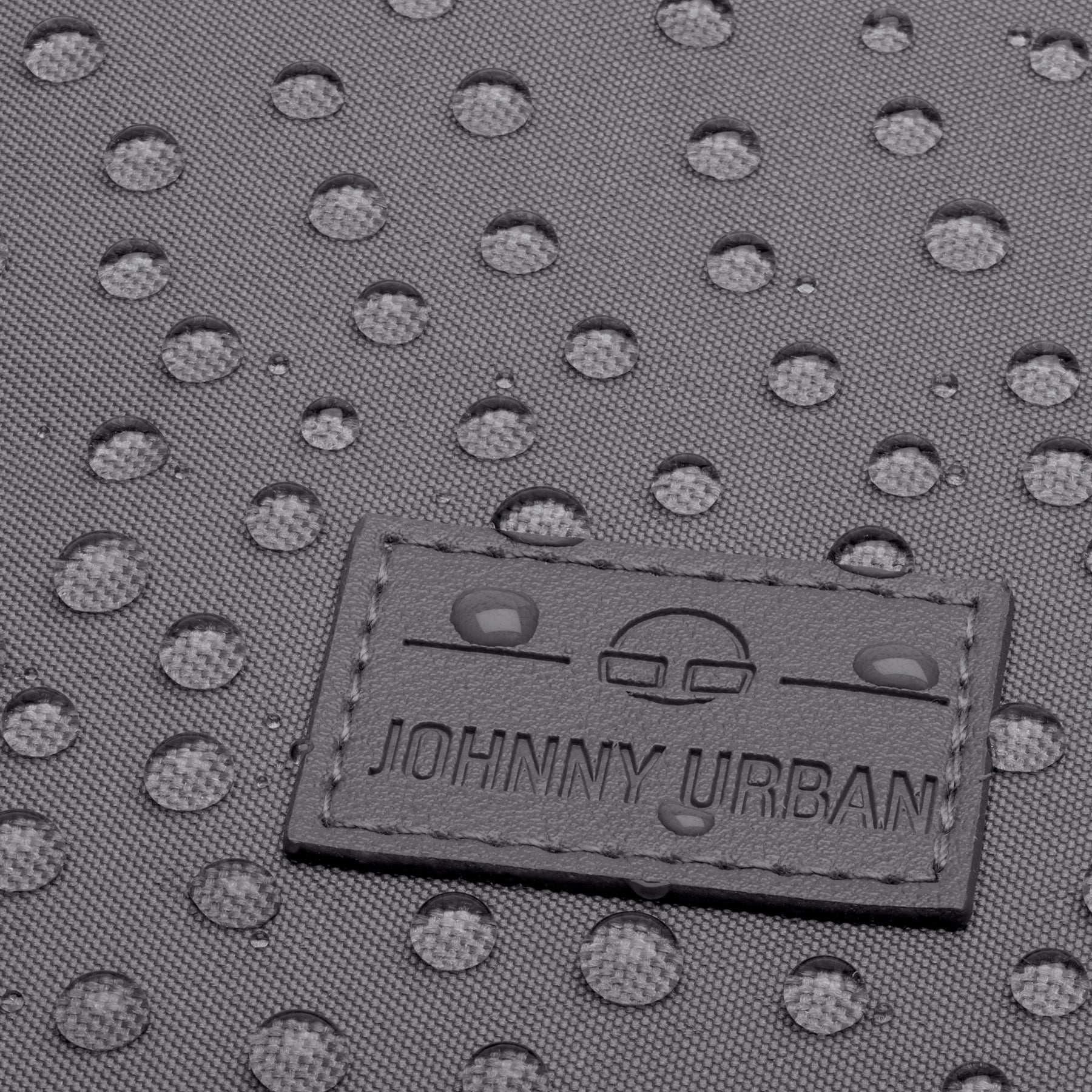 Dunkelgraues wasserabweisendes Gewebe mit Johnny Urban Logo auf kleinem Rucksack 'Jona Small'